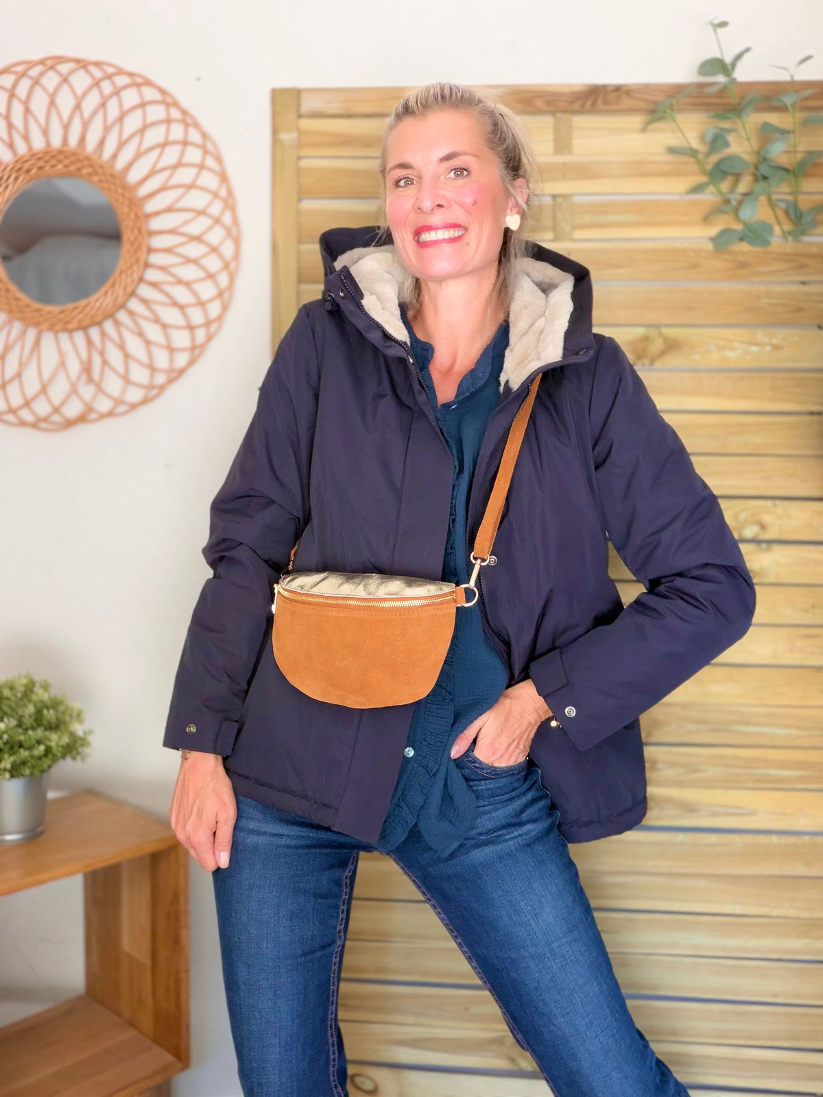 Sac banane M bi-matière en cuir irisé et velours 24cm - POLLY- Camel/Doré • FIN DE SÉRIE