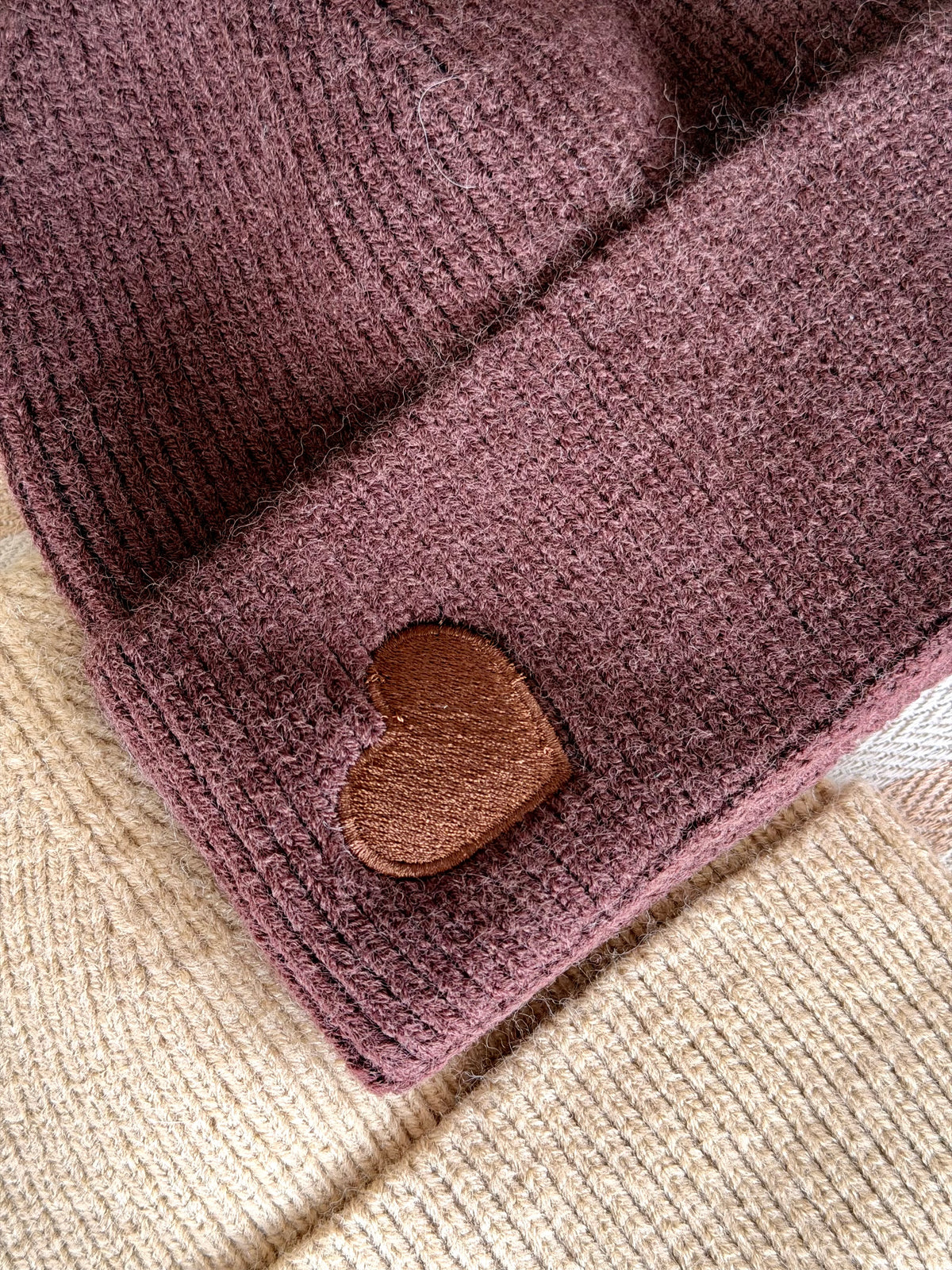 Bonnet avec écusson cœur ARTHUR (Femme et enfant) - FIN DE SÉRIE
