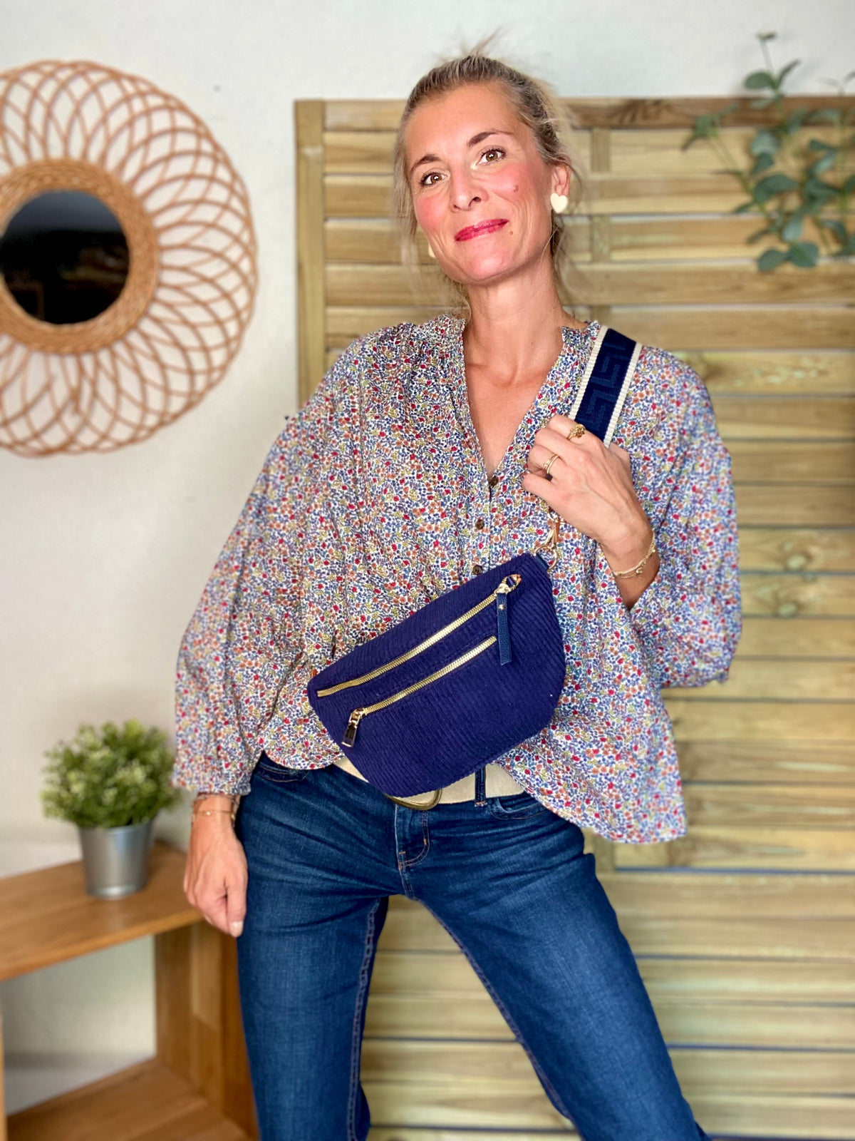 Sac banane L en velours côtelé 2 zips et sangle fantaisie - ASHLY - Bleu marine • FIN DE SÉRIE