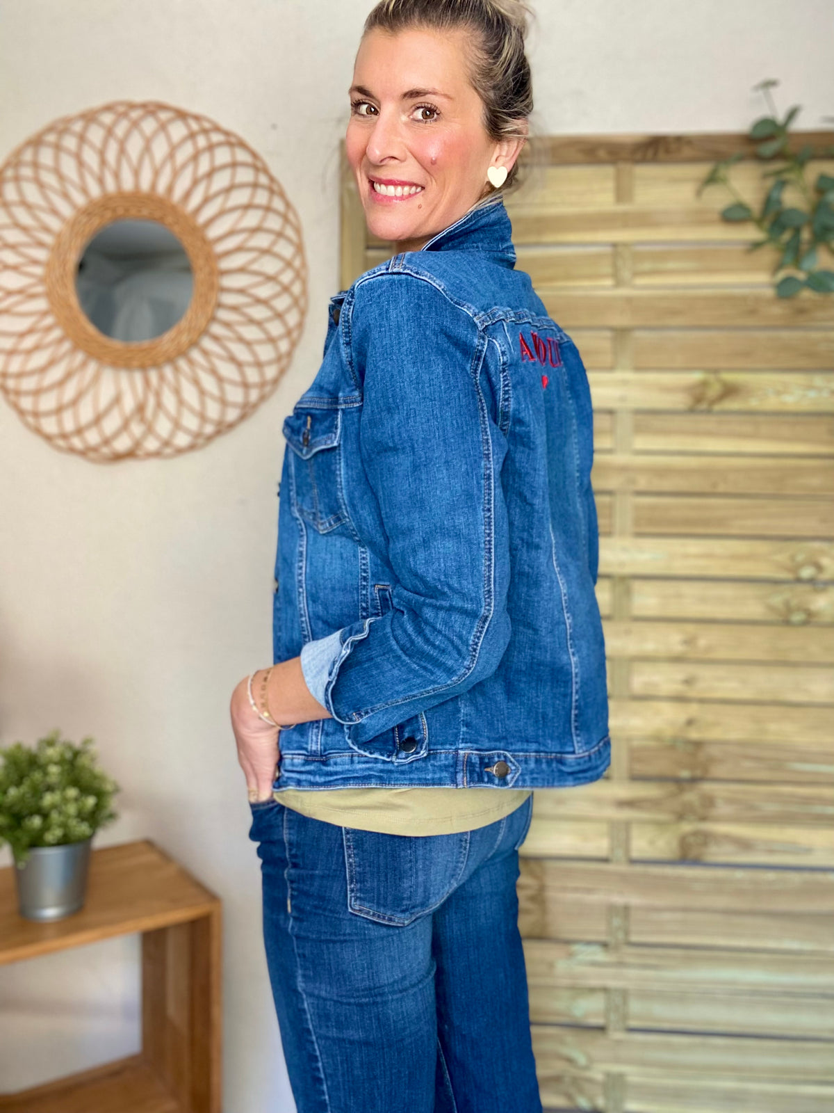 Veste en jean broderie AMOUR - PAULINE - FIN DE SÉRIE