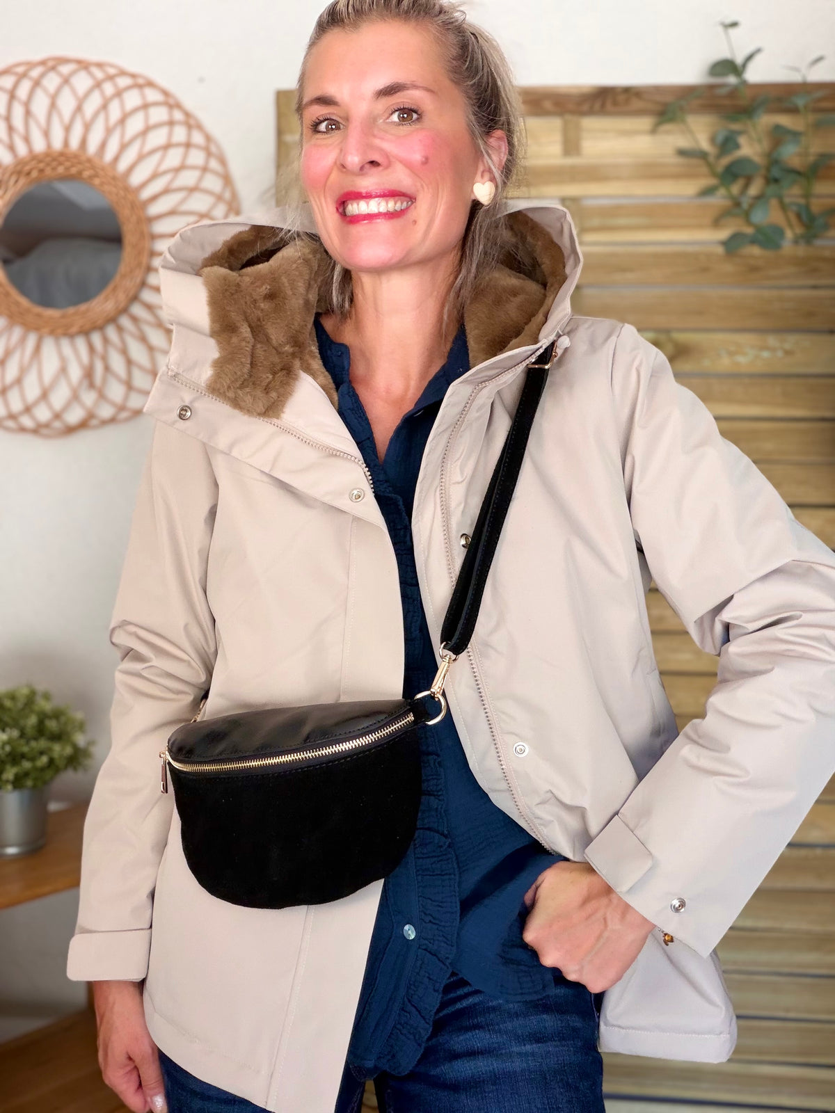 Sac banane M bi-matière en cuir irisé et velours 24cm - POLLY- Noir • FIN DE SÉRIE