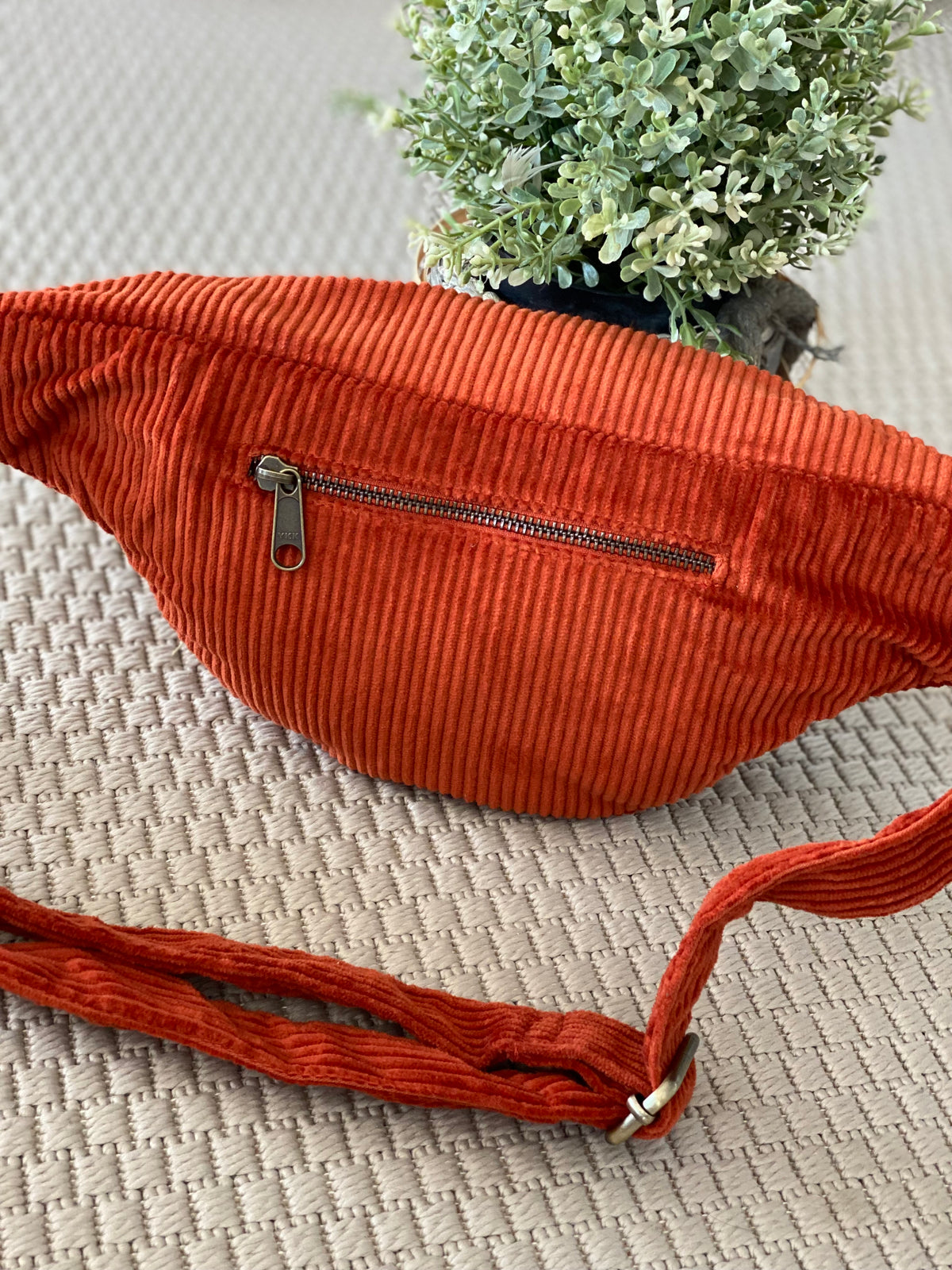 HINDBAG SASHA - Sac banane Velours brique