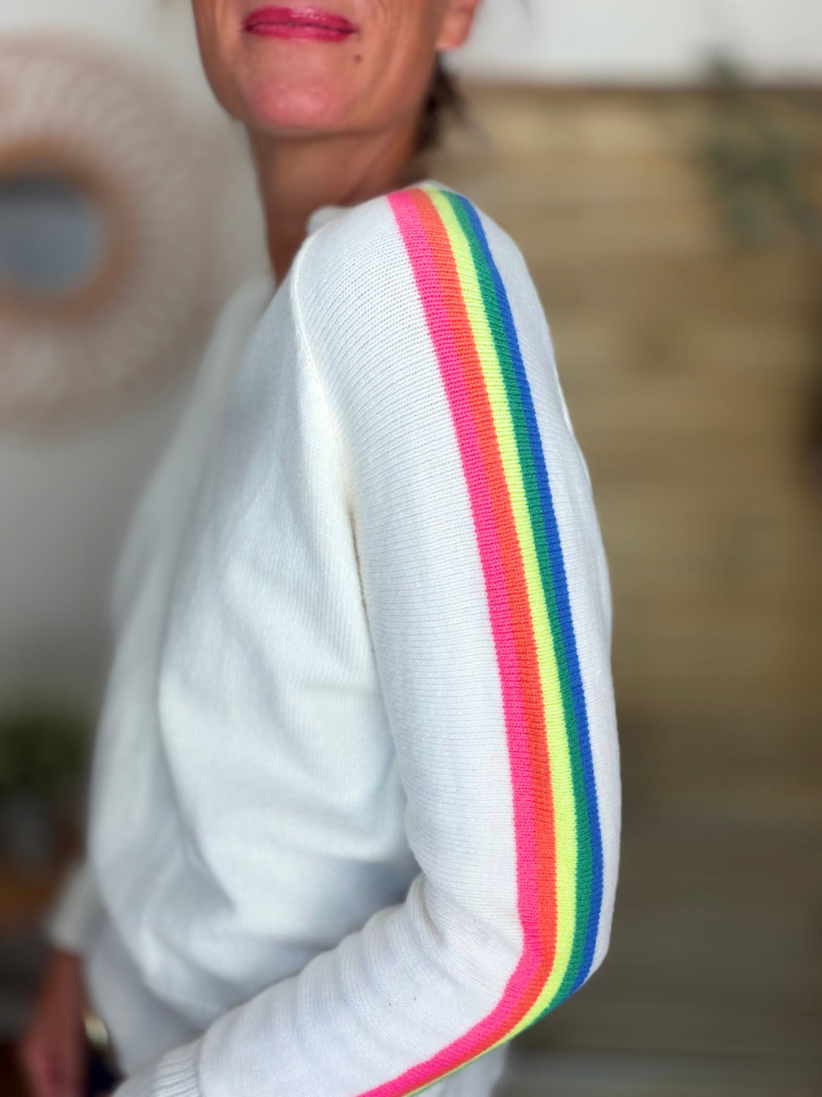 Pull épais avec bandes arc-en-ciel, col V - RAINBOW 🌈 Écru - Winter 2026
