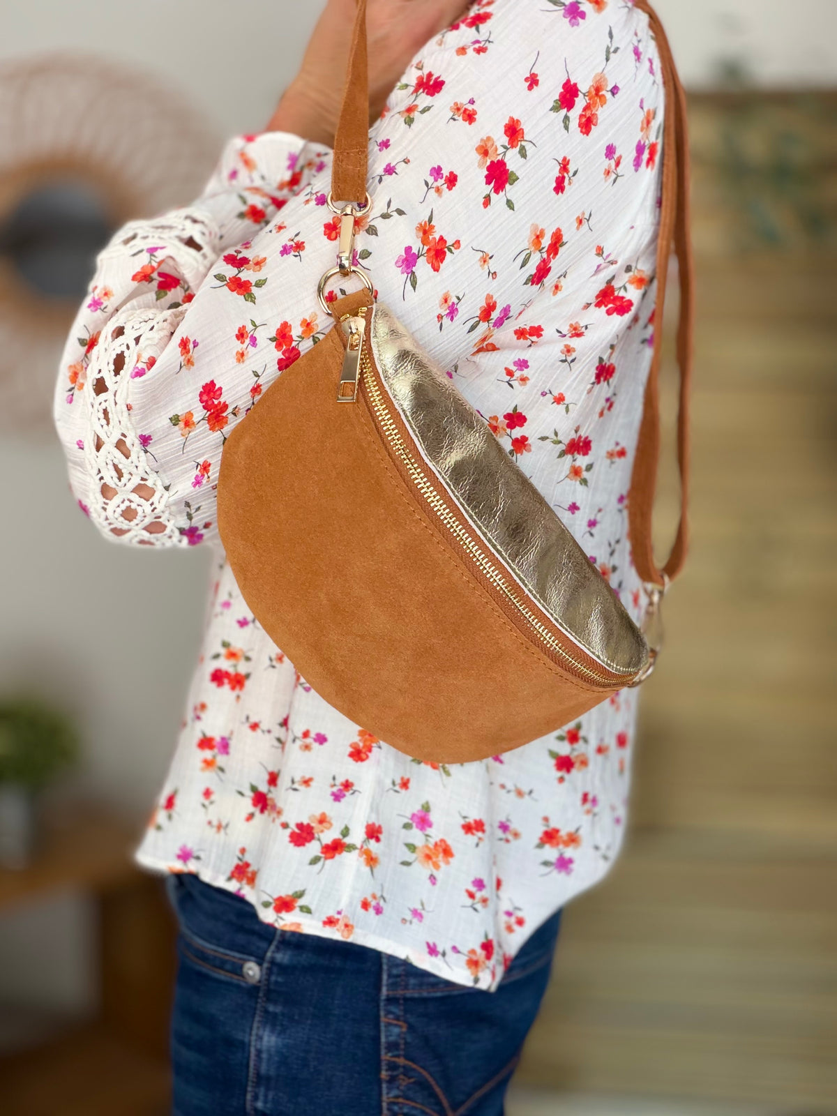 Sac banane M bi-matière en cuir irisé et velours 24cm - POLLY- Camel/Doré • FIN DE SÉRIE
