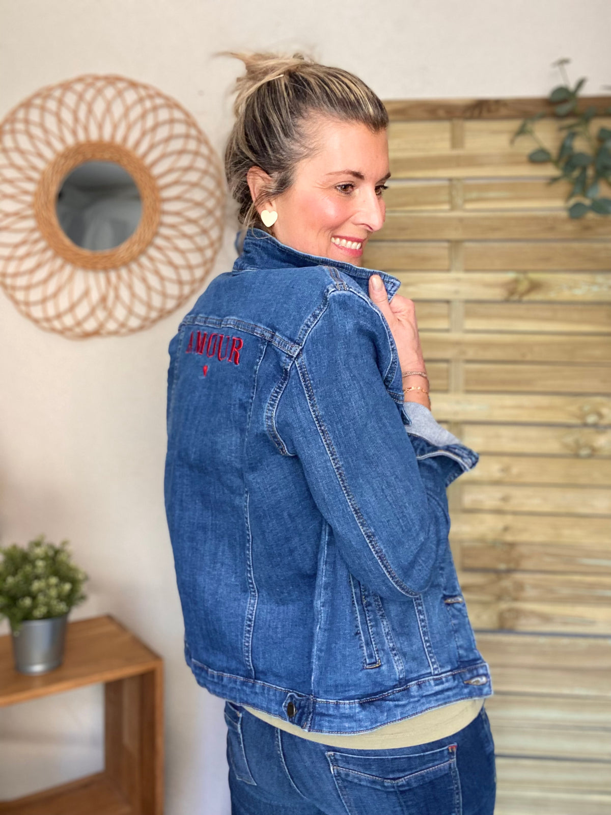Veste en jean broderie AMOUR - PAULINE - FIN DE SÉRIE