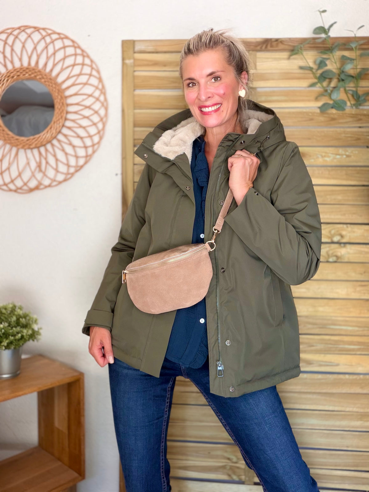 Sac banane M bi-matière en cuir irisé et velours 24cm - POLLY- Taupe/Bronze • FIN DE SÉRIE