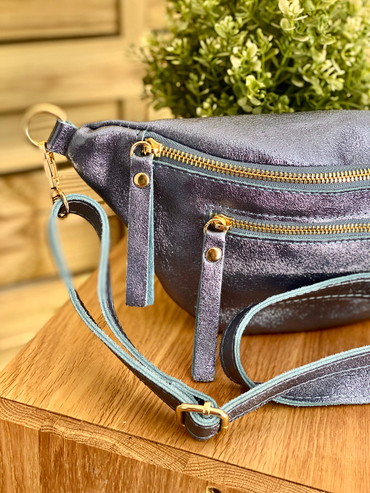 Sac banane en cuir irisé ERYN - Bleu Jean (9 coloris)