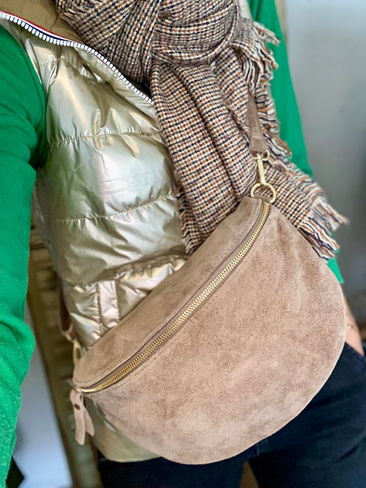 Sac banane XL en cuir velours 30cm JUDY - Taupe