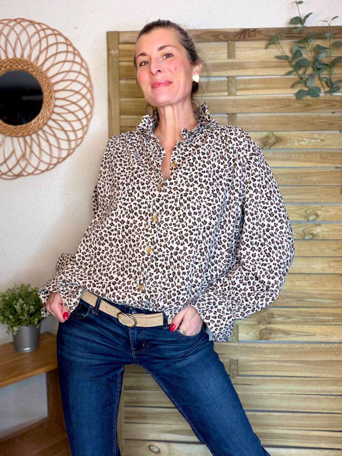 Chemise en velours côtelé fin coton, col volanté FRIDA - Léo beige 🐆