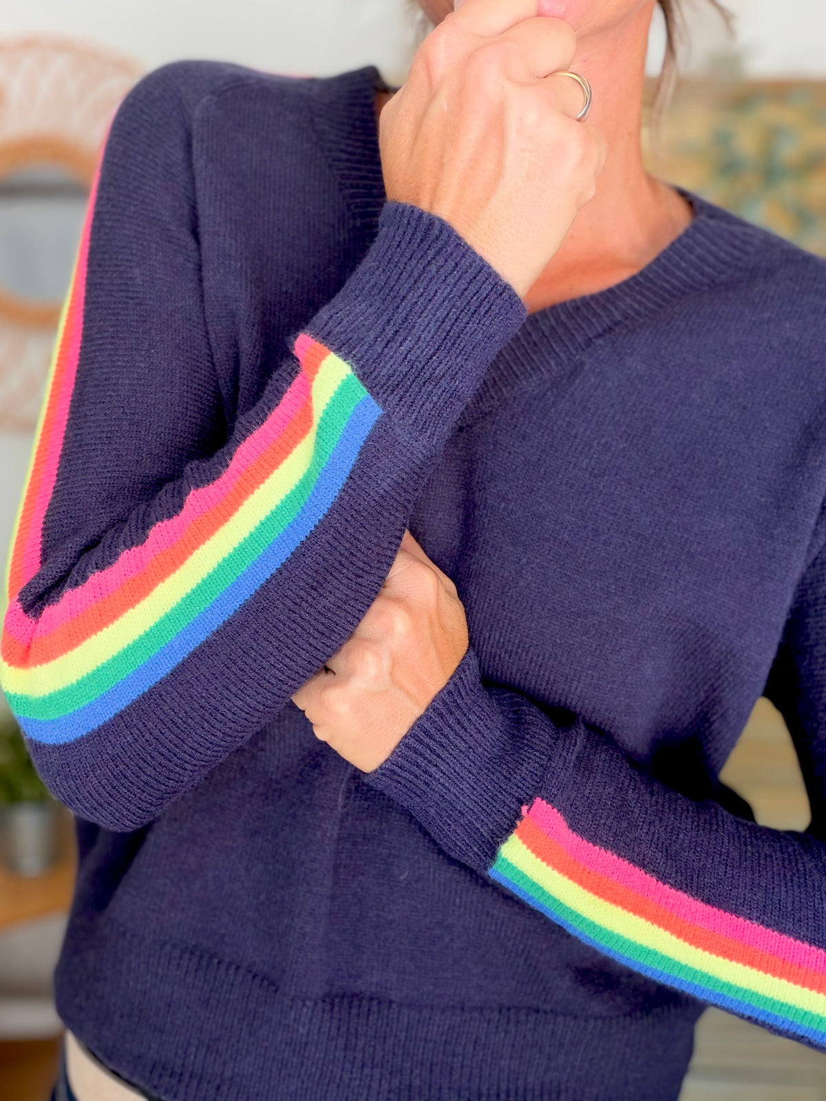 Pull épais avec bandes arc-en-ciel, col V - RAINBOW 🌈 Bleu marine - Winter 2026