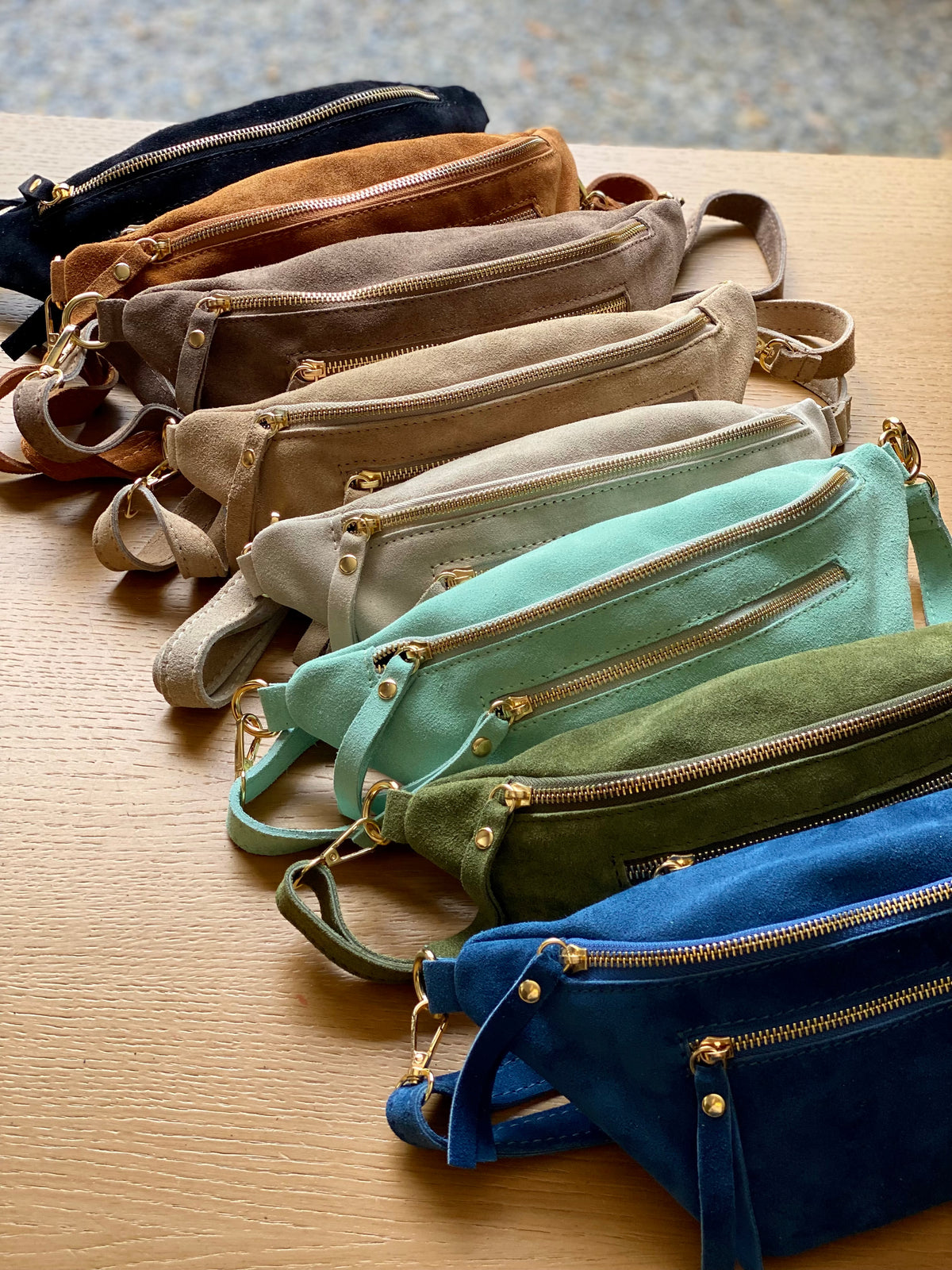 Sac banane avec poche avant, en cuir daim HOLLY - Taupe clair