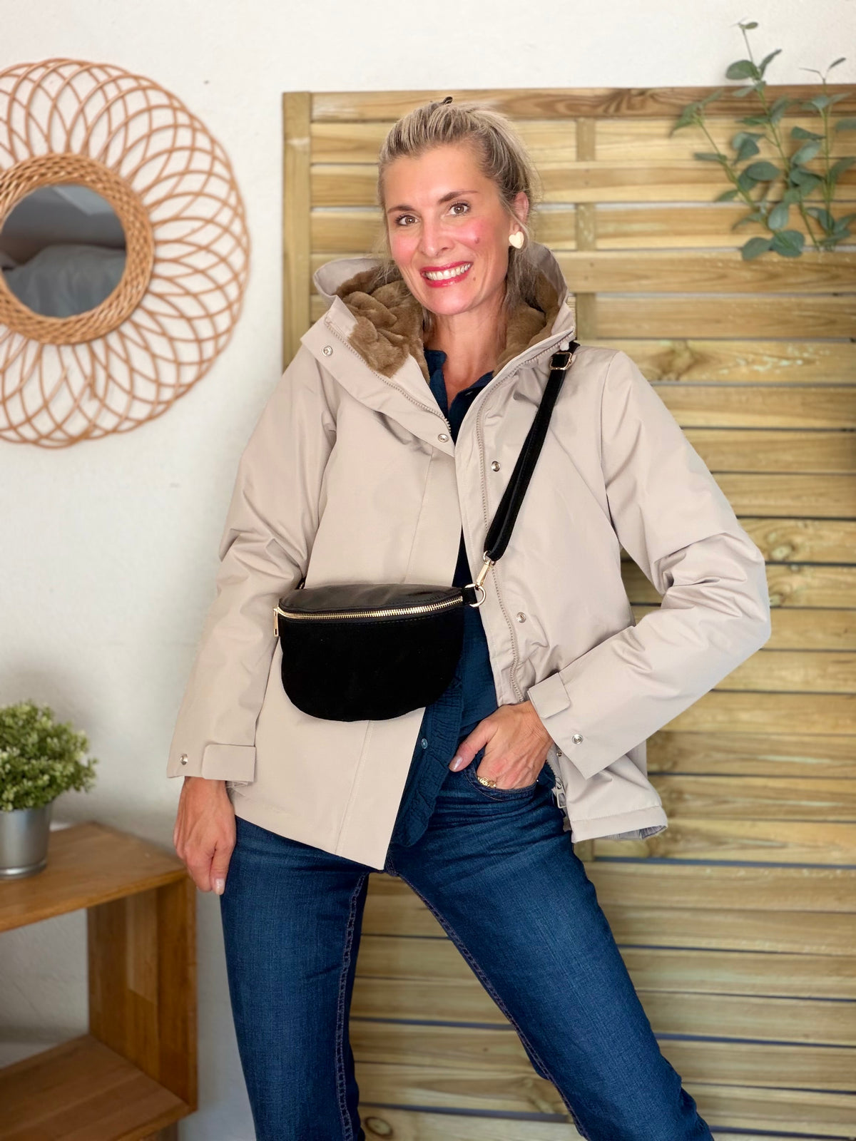 Sac banane M bi-matière en cuir irisé et velours 24cm - POLLY- Noir • FIN DE SÉRIE