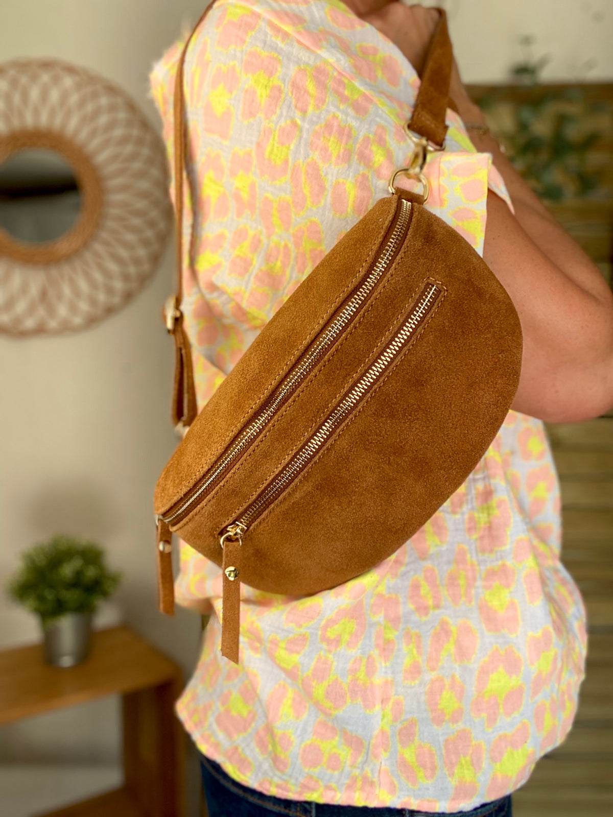 Sac banane en croûte de cuir + poche avant ALISON - Camel