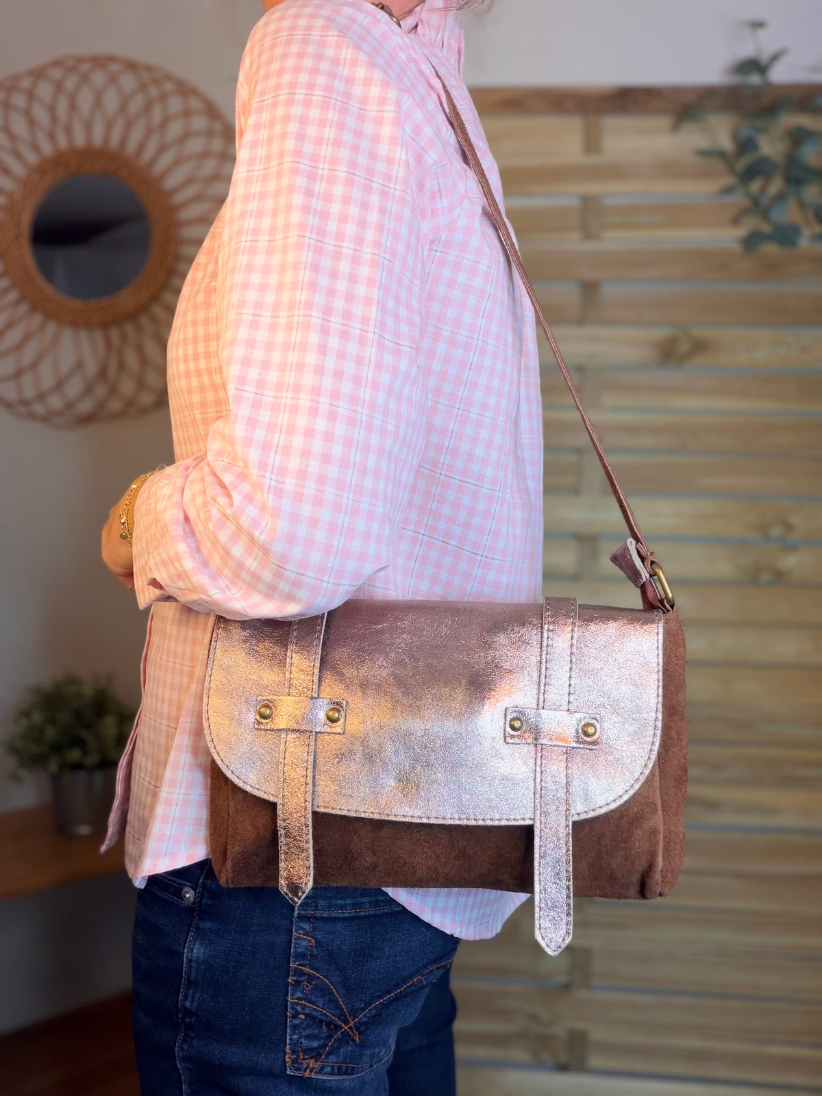 Sac bandoulière en cuir daim et irisé ESMÉE - Choco / Bronze