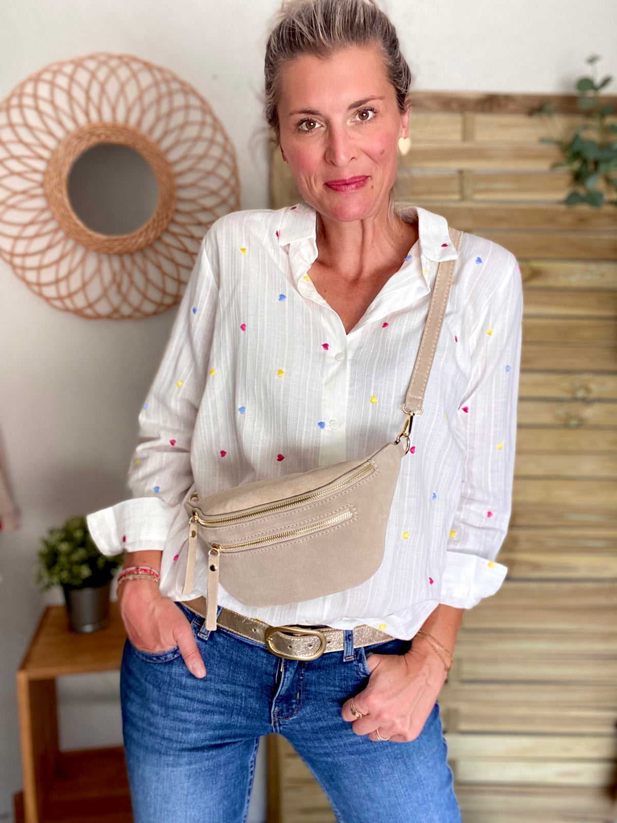 Sac banane avec poche avant, en cuir daim HOLLY - Beige • DÉSTOCKAGE