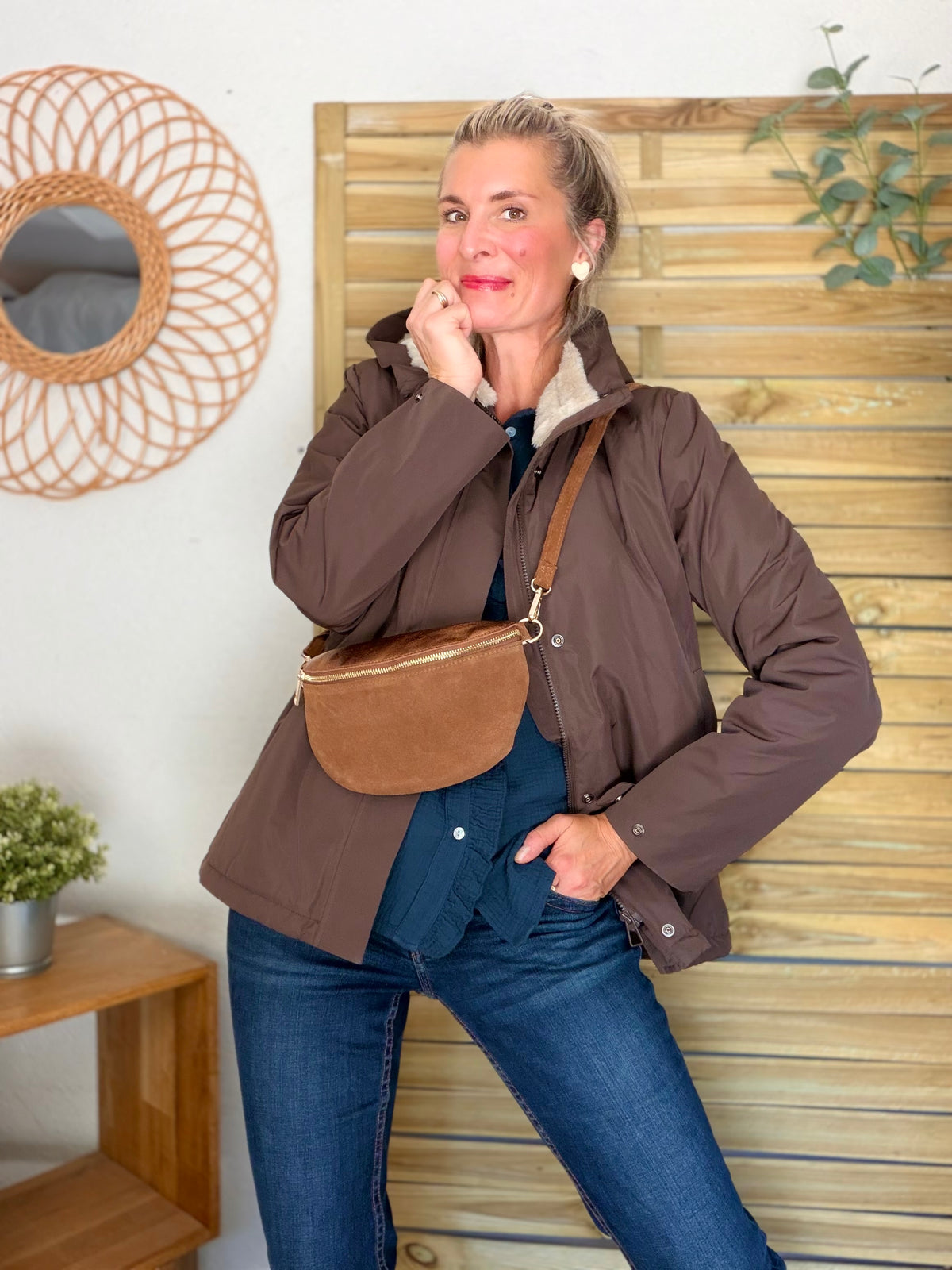 Sac banane M bi-matière en cuir irisé et velours 24cm - POLLY- Choco/Bronze • FIN DE SÉRIE