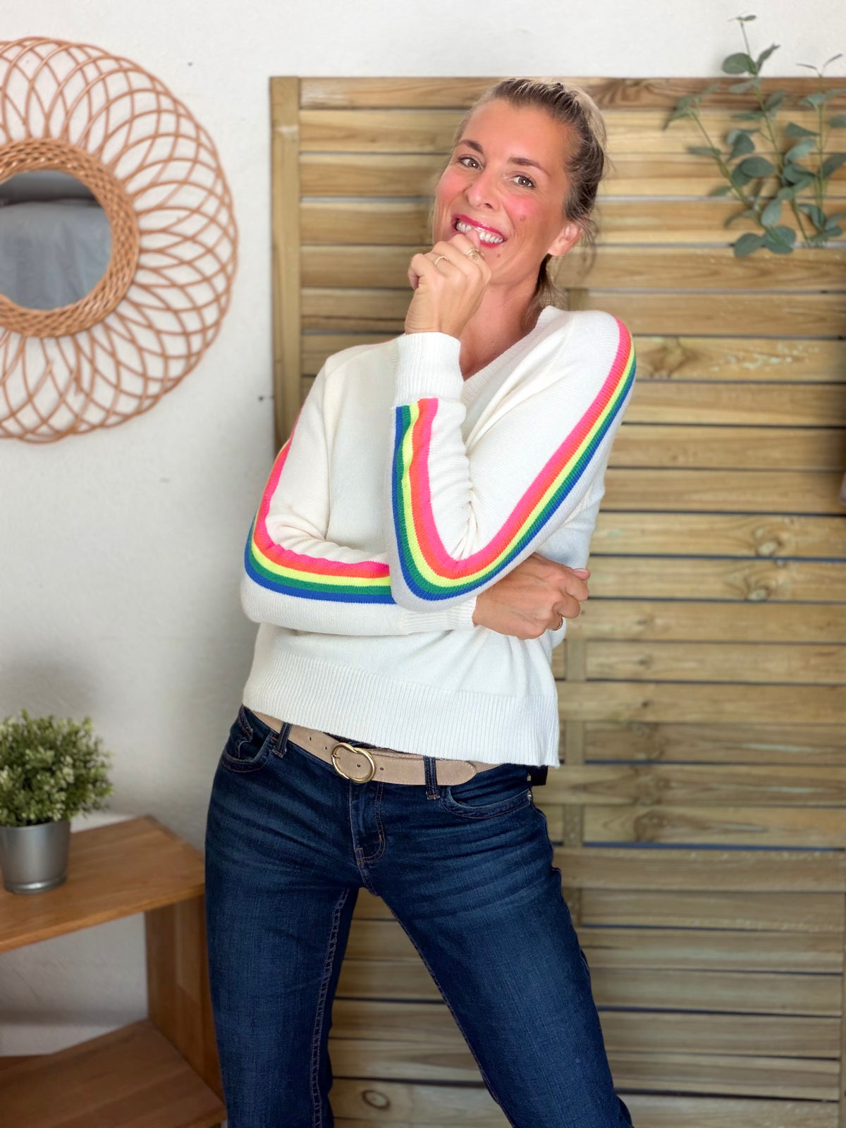 Pull épais avec bandes arc-en-ciel, col V - RAINBOW 🌈 Écru - Winter 2026