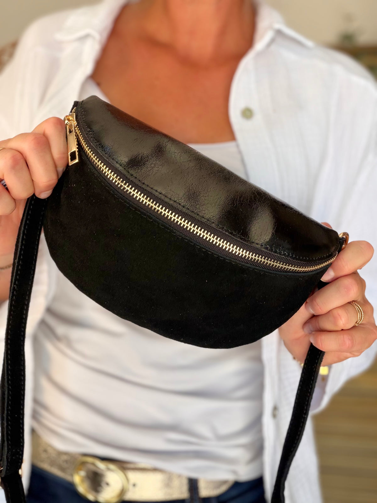 Sac banane M bi-matière en cuir irisé et velours 24cm - POLLY- Noir • FIN DE SÉRIE