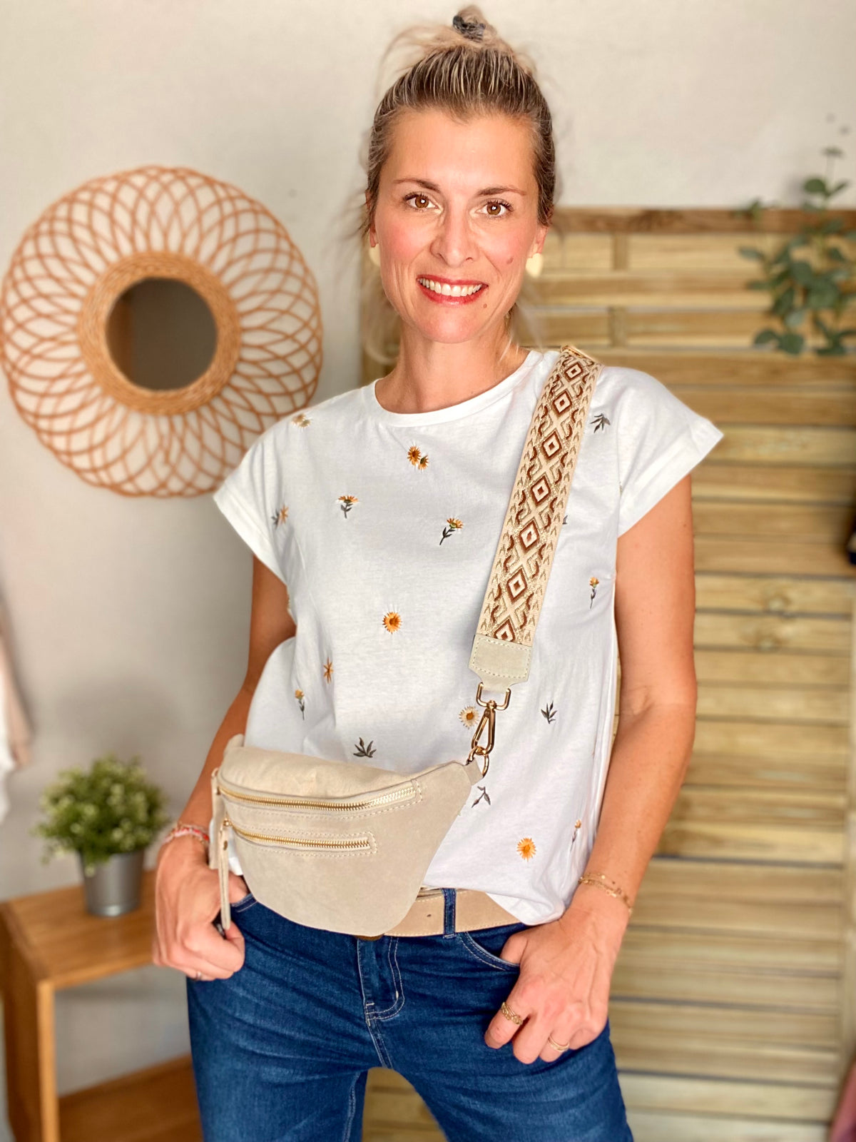 Sac banane avec poche avant, en cuir daim HOLLY - Beige • DÉSTOCKAGE