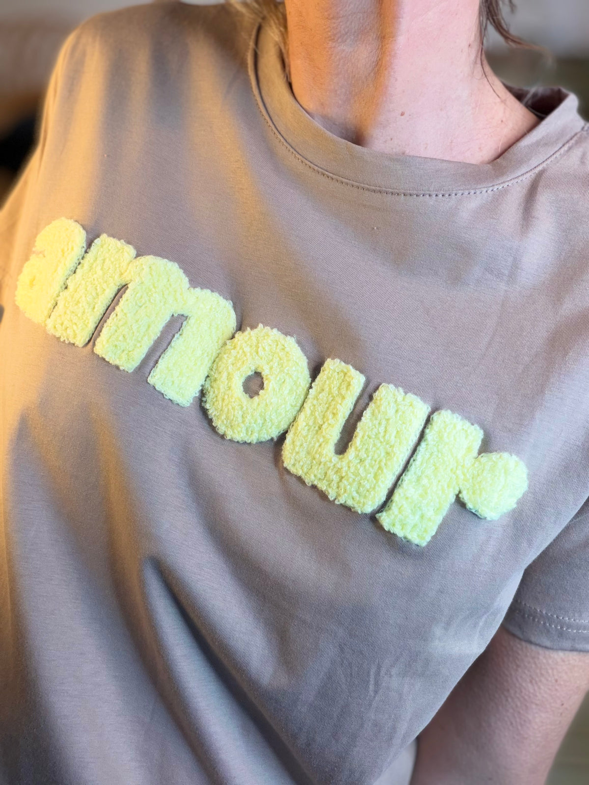 Tee shirt amour MAÏA Taupe/jaune - FIN DE SÉRIE