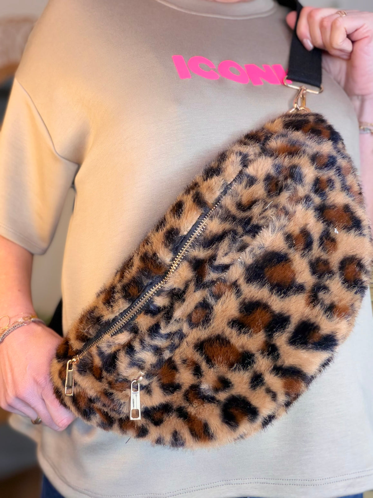 Sac banane L avec poche zippée avant, fourrure Léo Camel - STACEY 🐆