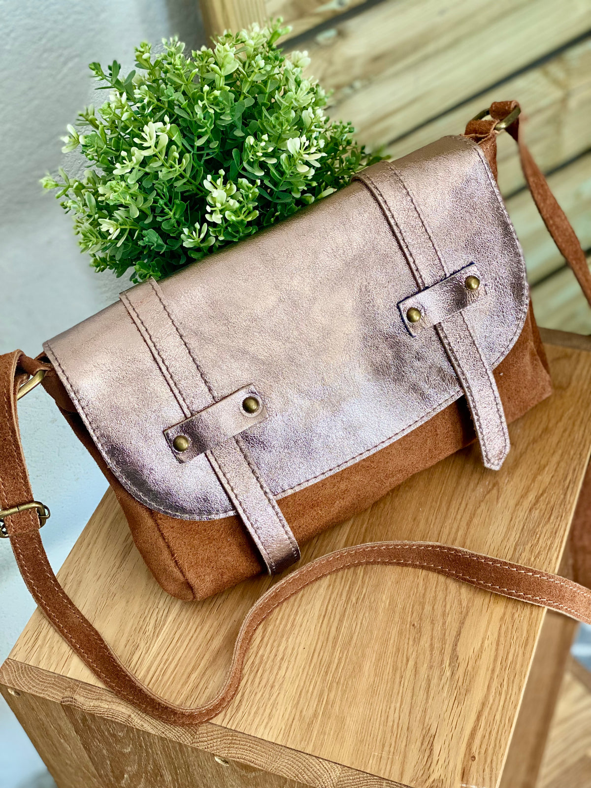 Sac bandoulière en cuir daim et irisé ESMÉE - Bronze / Camel