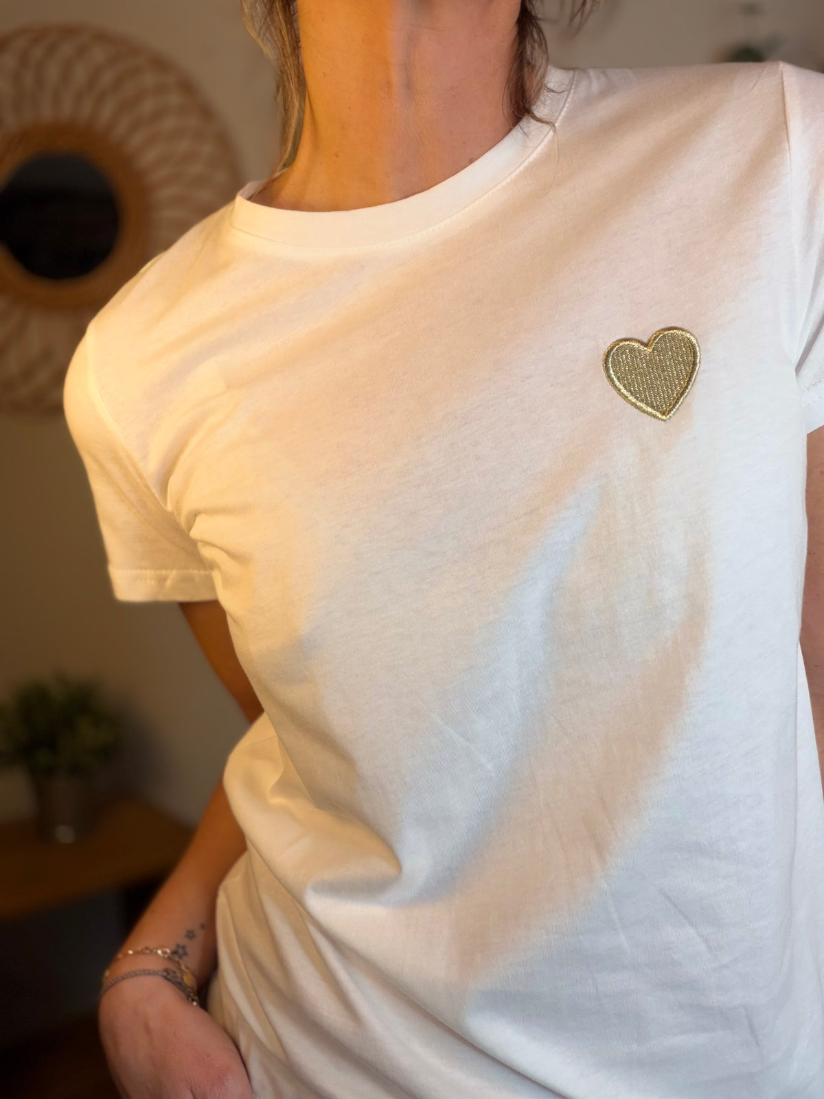 Tee shirt cœur brodé doré 💛 PIA Blanc - FIN DE SÉRIE