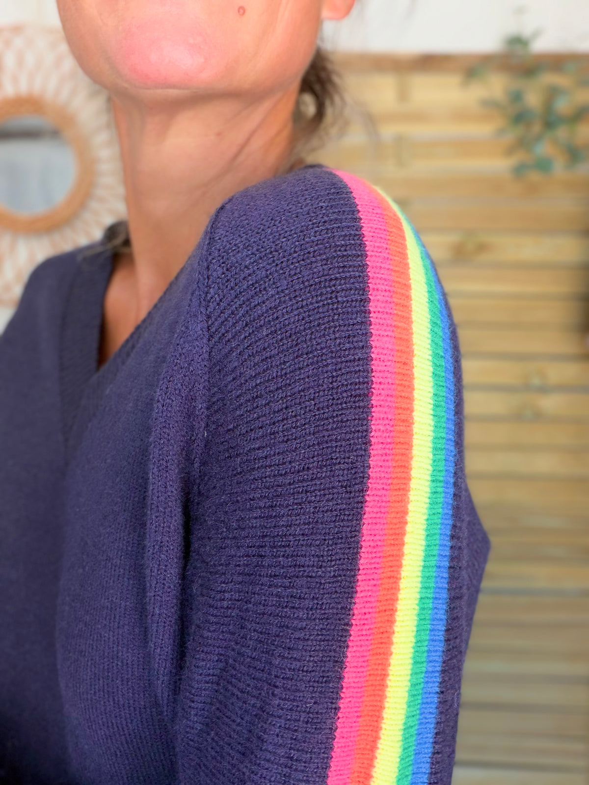 Pull épais avec bandes arc-en-ciel, col V - RAINBOW 🌈 Bleu marine - Winter 2026