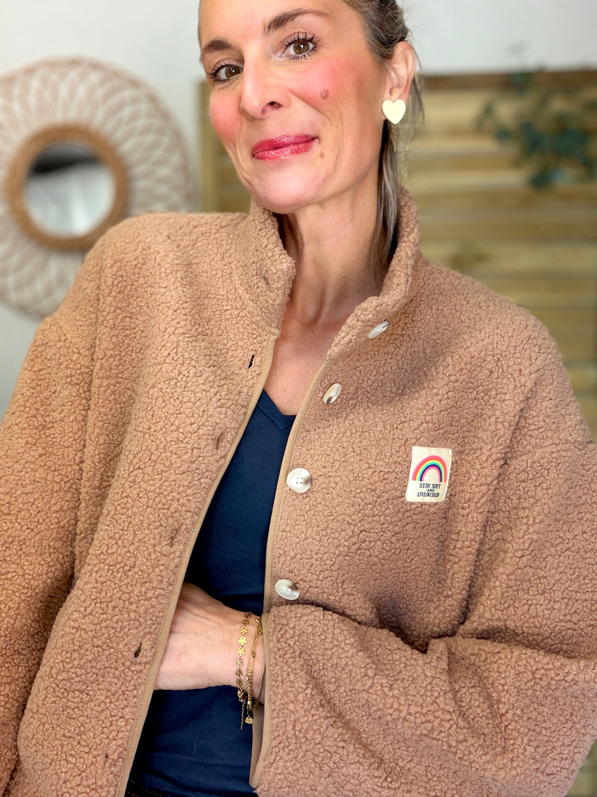 Veste Sherpa boutonnée écusson Arc-en-ciel ÉNORA Taupe rosé