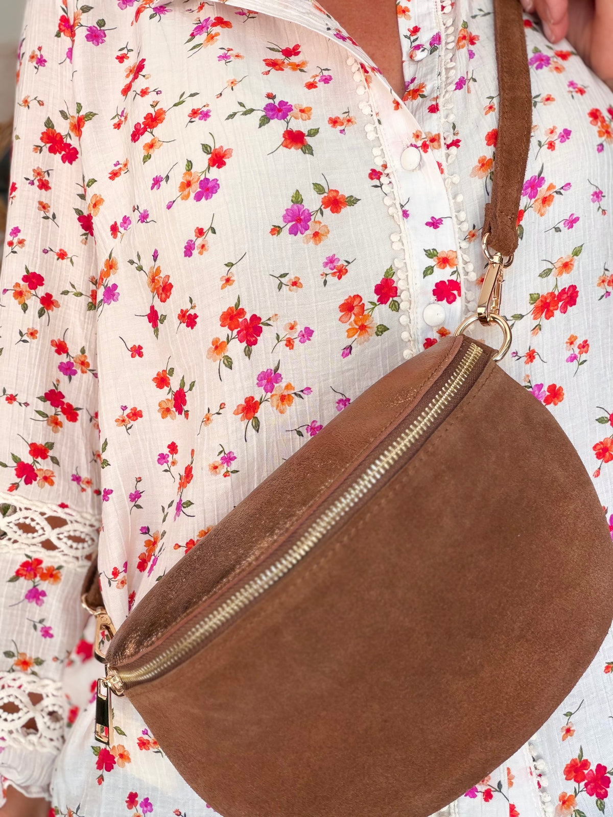 Sac banane M bi-matière en cuir irisé et velours 24cm - POLLY- Choco/Bronze • FIN DE SÉRIE