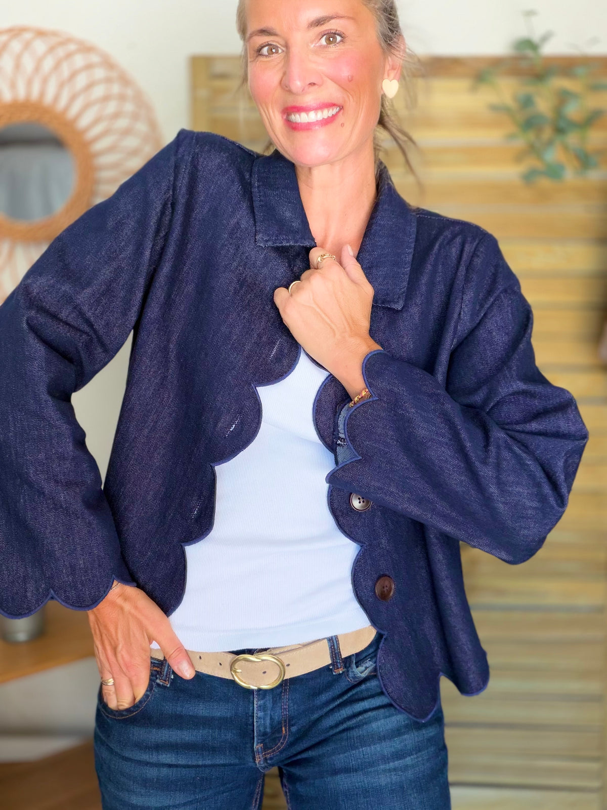 Veste courte à bords festonnés en denim CALISTE - Bleu brut • DÉSTOCKAGE
