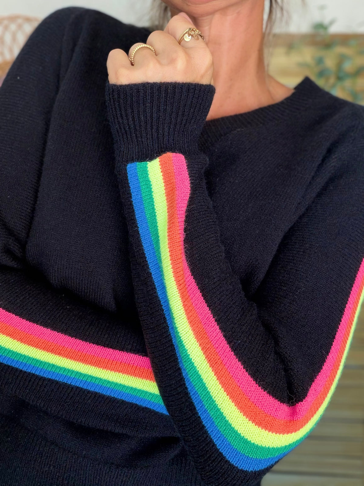 Pull épais avec bandes arc-en-ciel, col V - RAINBOW 🌈 Noir - Winter 2026