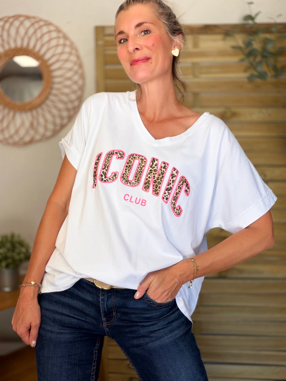Tee shirt col V ICONIC club oversized MILA Léo - FIN DE SÉRIE