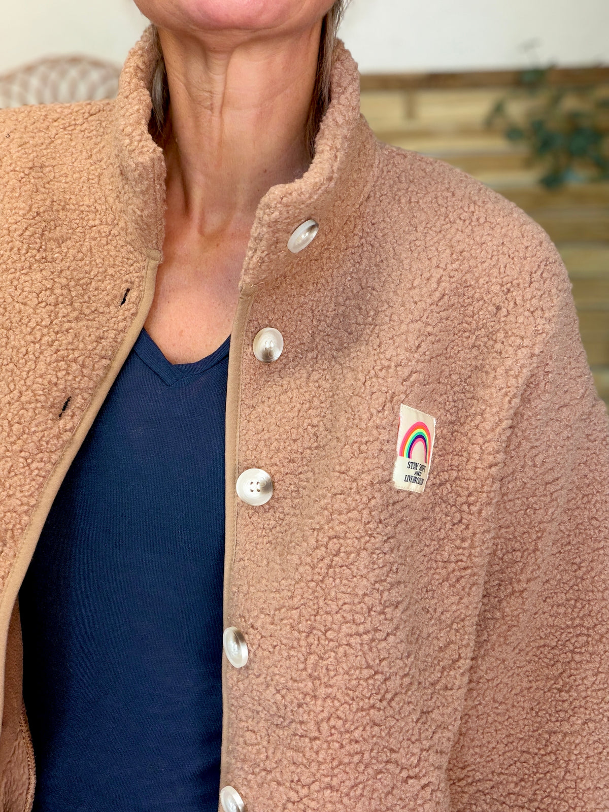 Veste Sherpa boutonnée écusson Arc-en-ciel ÉNORA Taupe rosé