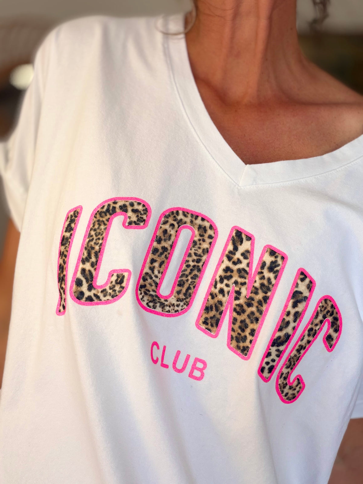 Tee shirt col V ICONIC club oversized MILA Léo - FIN DE SÉRIE