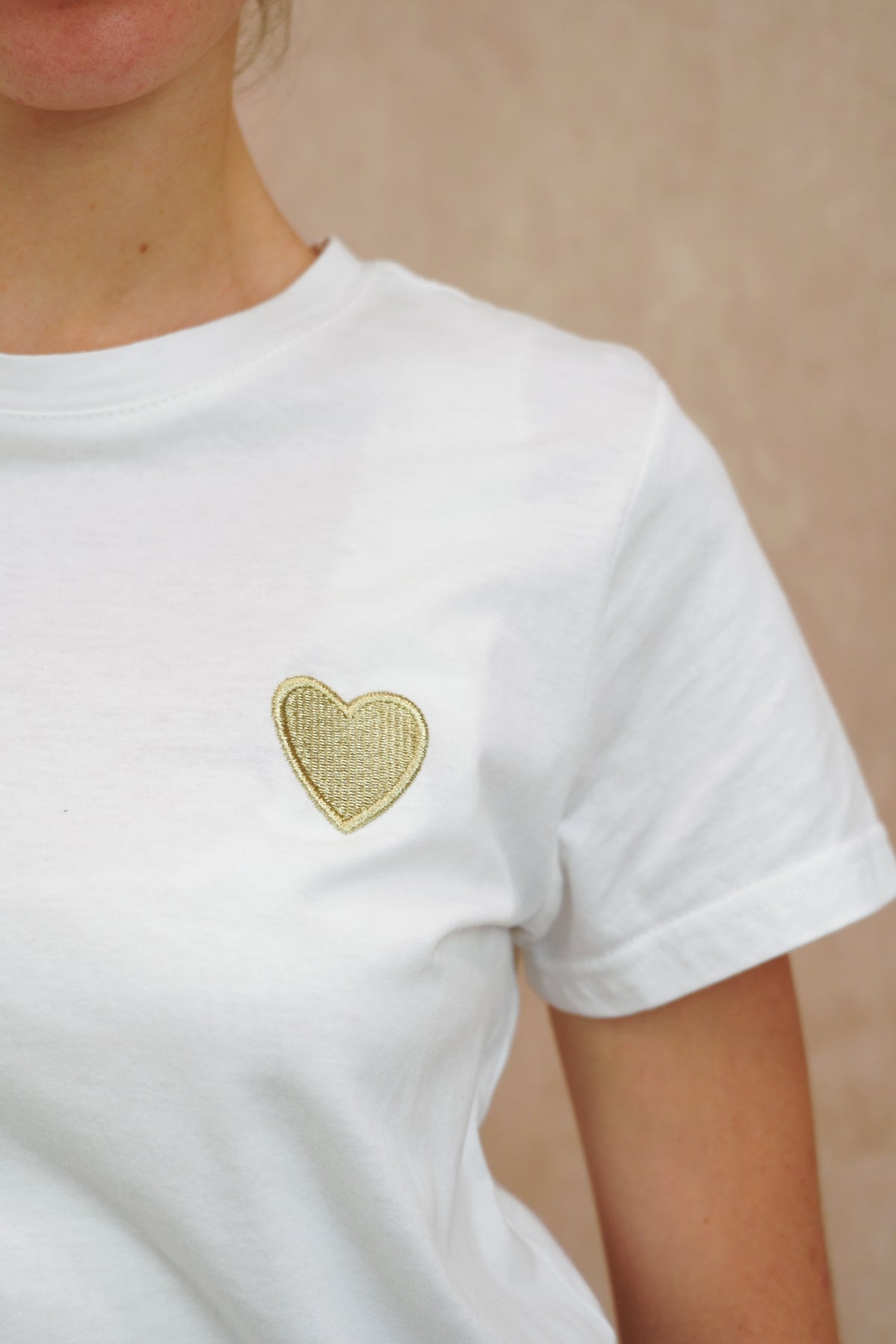Tee shirt cœur brodé doré 💛 PIA Blanc - FIN DE SÉRIE