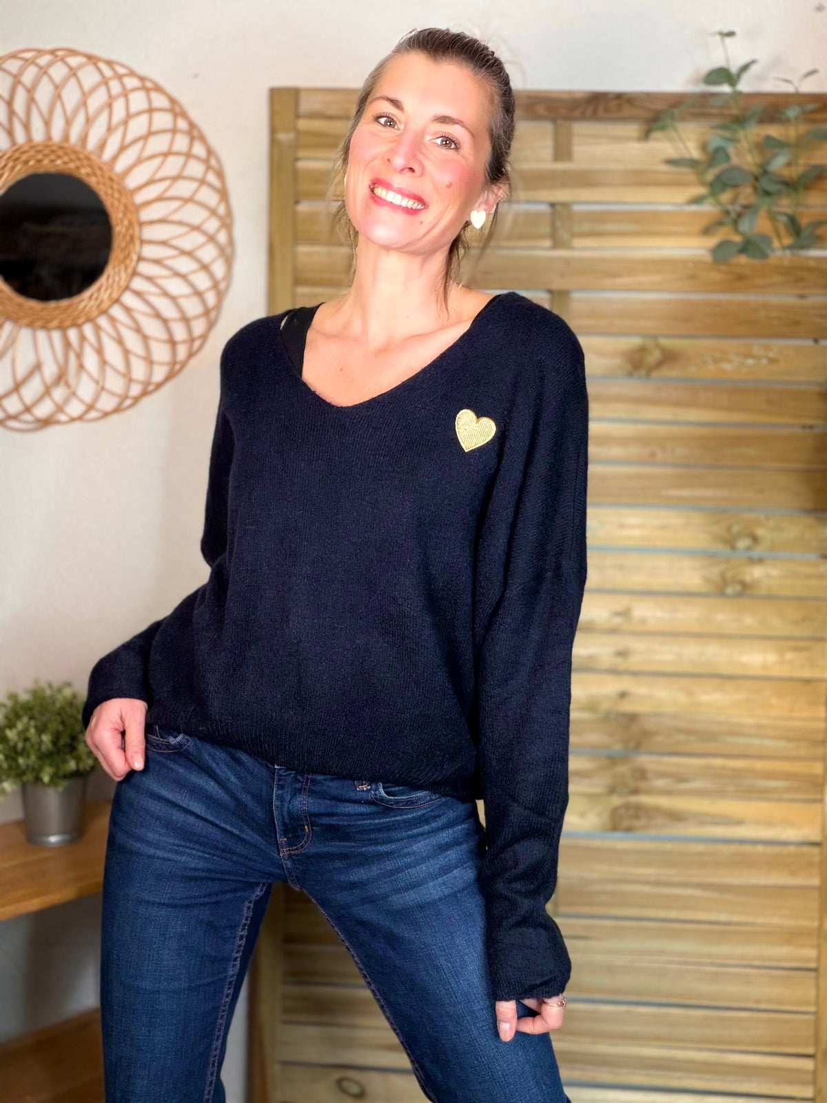 Pull léger en maille col V cœur doré brodé 💛 MELINA - Bleu marine