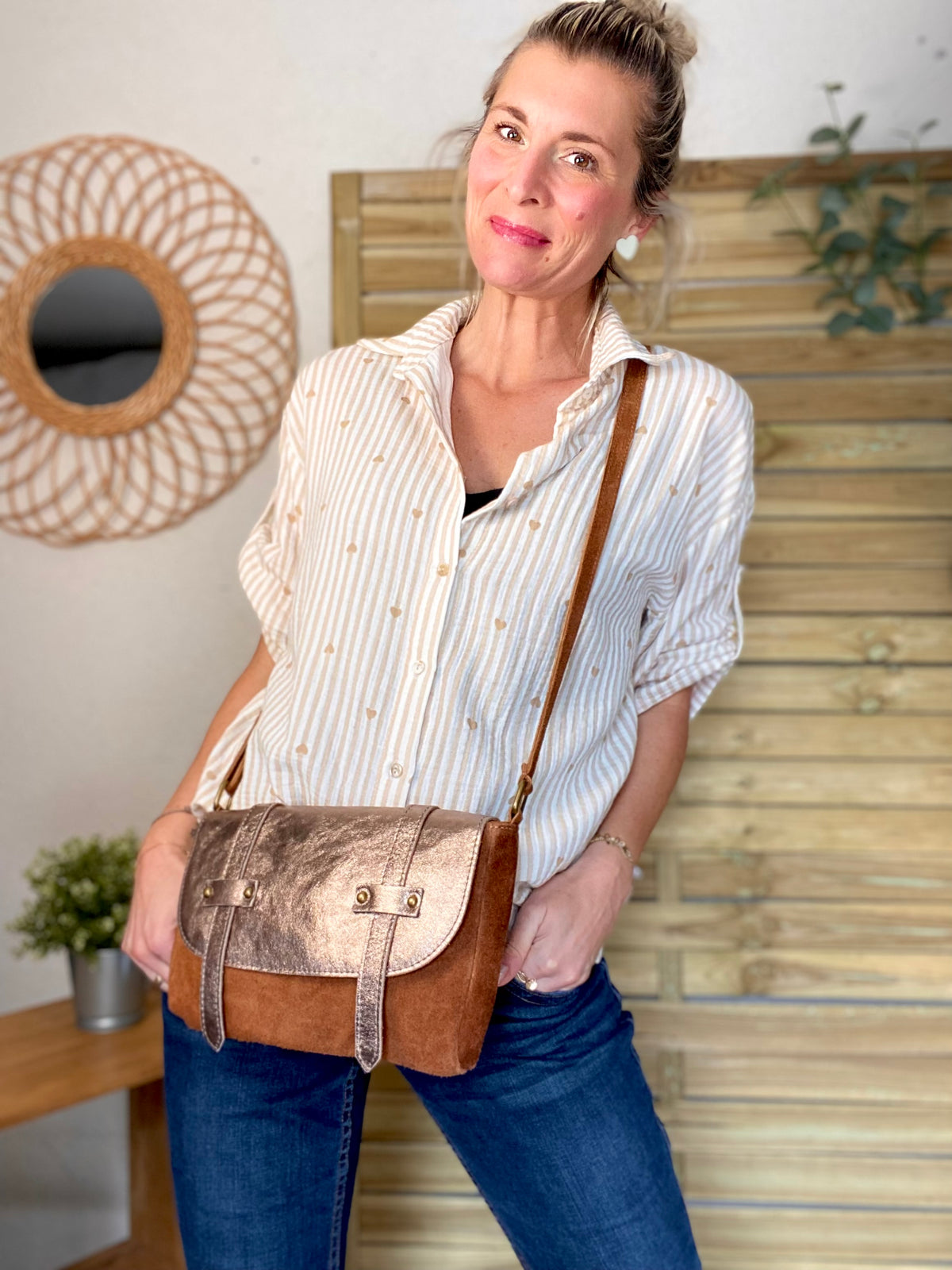 Sac bandoulière en cuir daim et irisé ESMÉE - Bronze / Camel