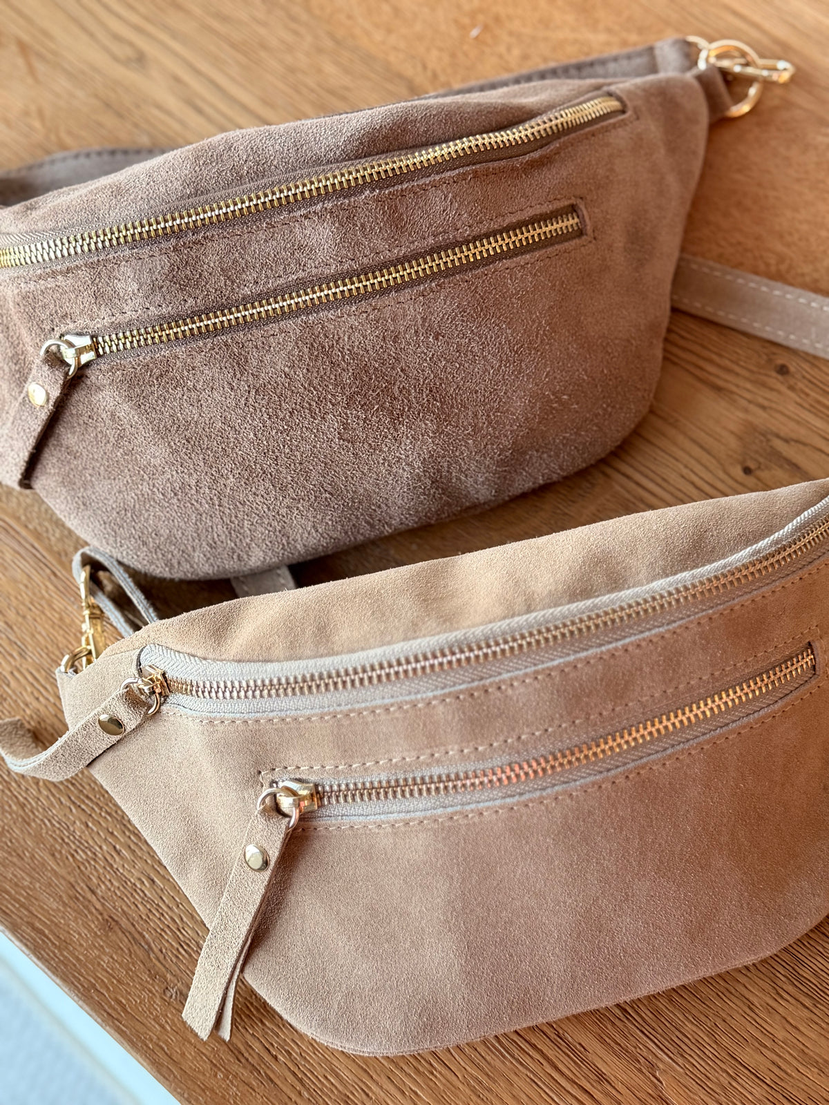 Sac banane avec poche avant, en cuir daim HOLLY - Taupe clair