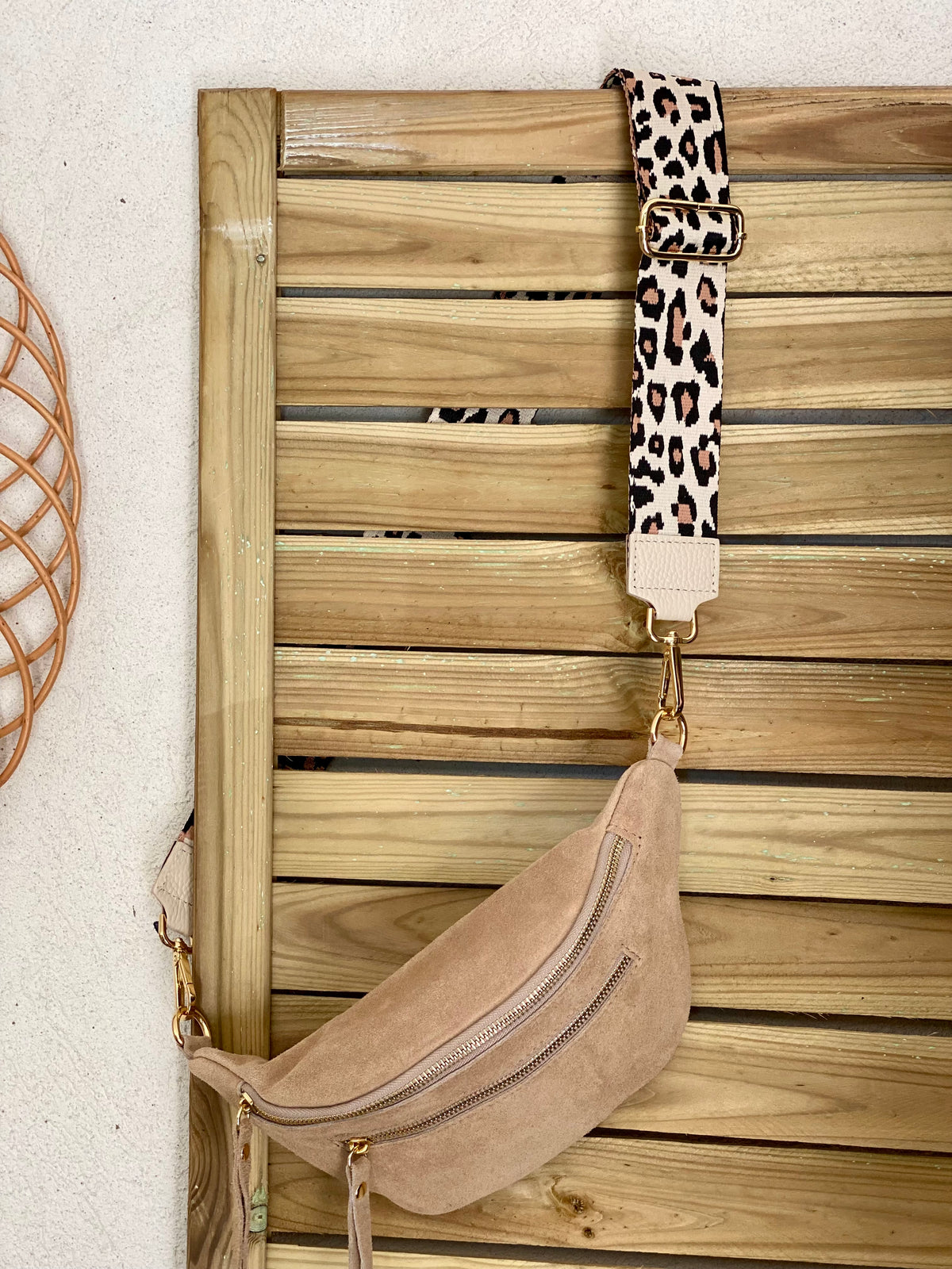 Sac banane avec poche avant, en cuir daim HOLLY - Taupe clair