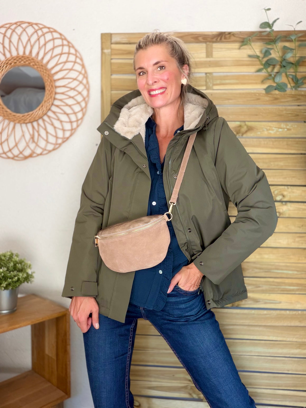 Sac banane M bi-matière en cuir irisé et velours 24cm - POLLY- Taupe/Bronze • FIN DE SÉRIE