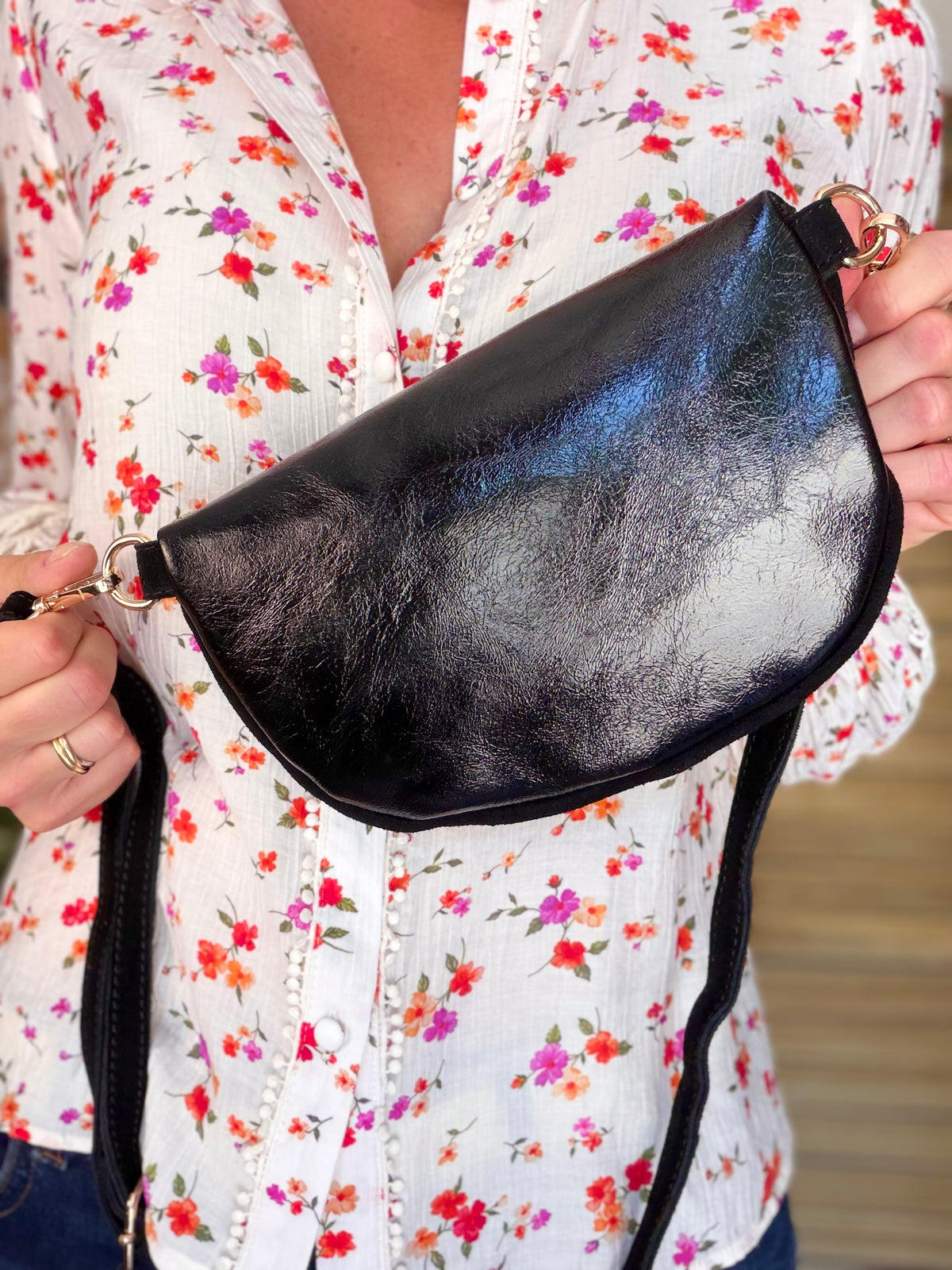 Sac banane M bi-matière en cuir irisé et velours 24cm - POLLY- Noir • FIN DE SÉRIE