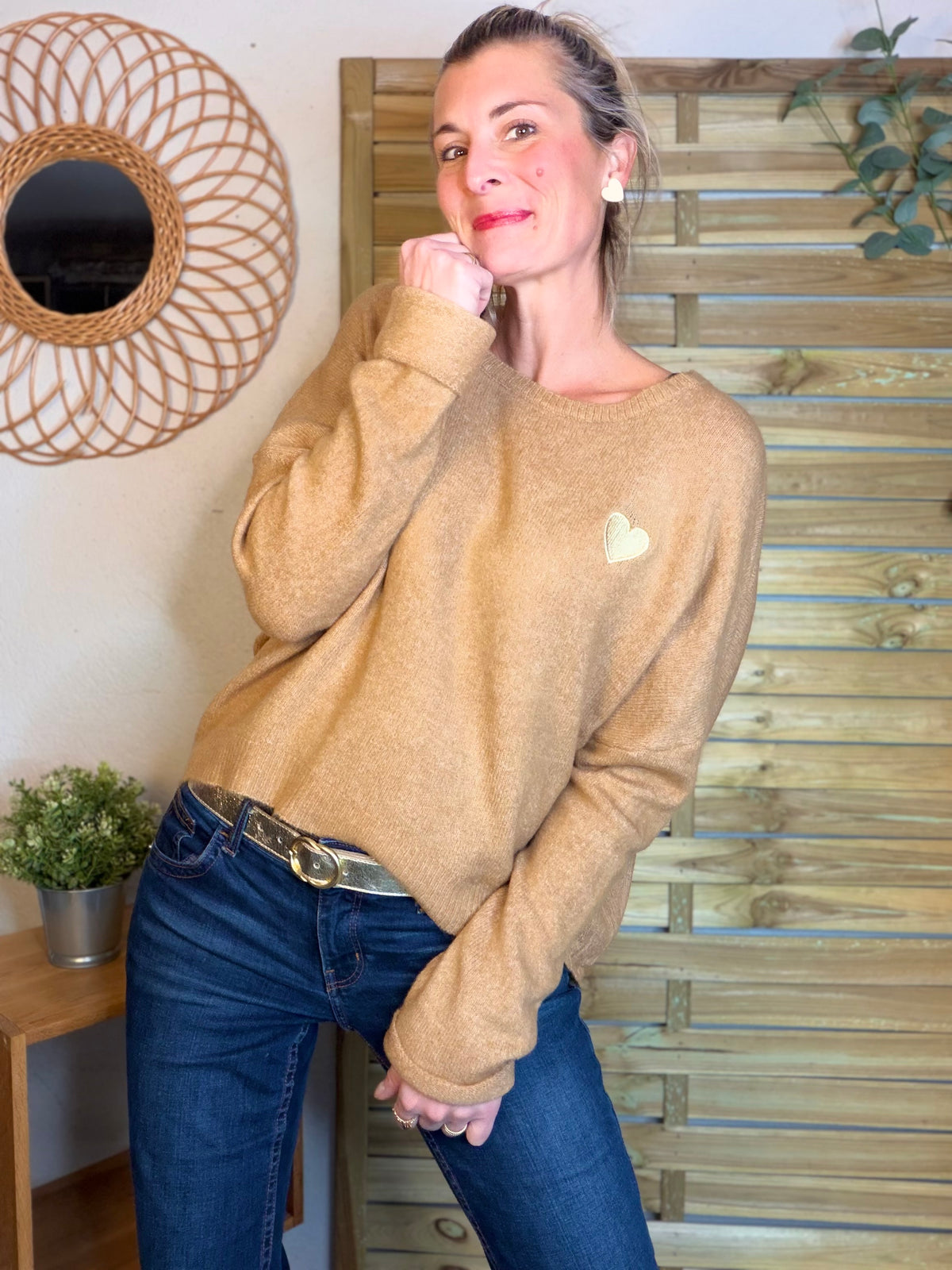 Pull léger en maille cœur doré brodé 💛 MELISSA - Camel