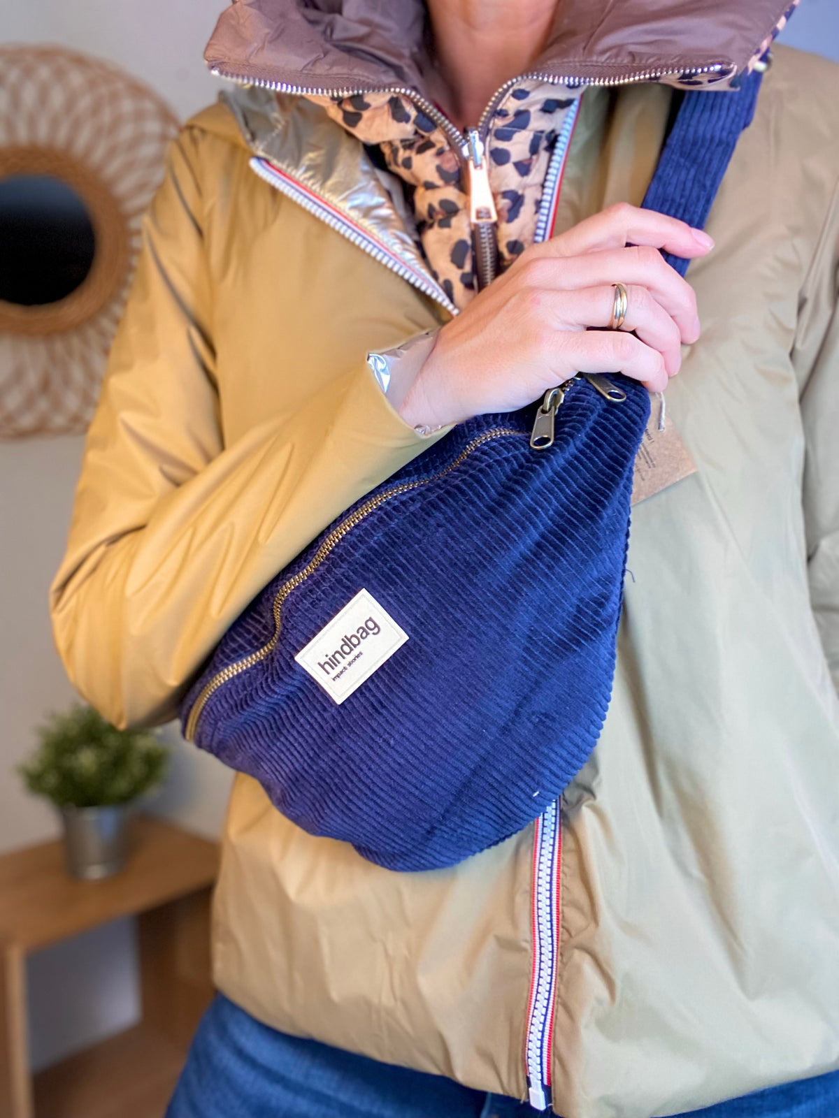 HINDBAG SASHA - Sac banane  Velours Marine