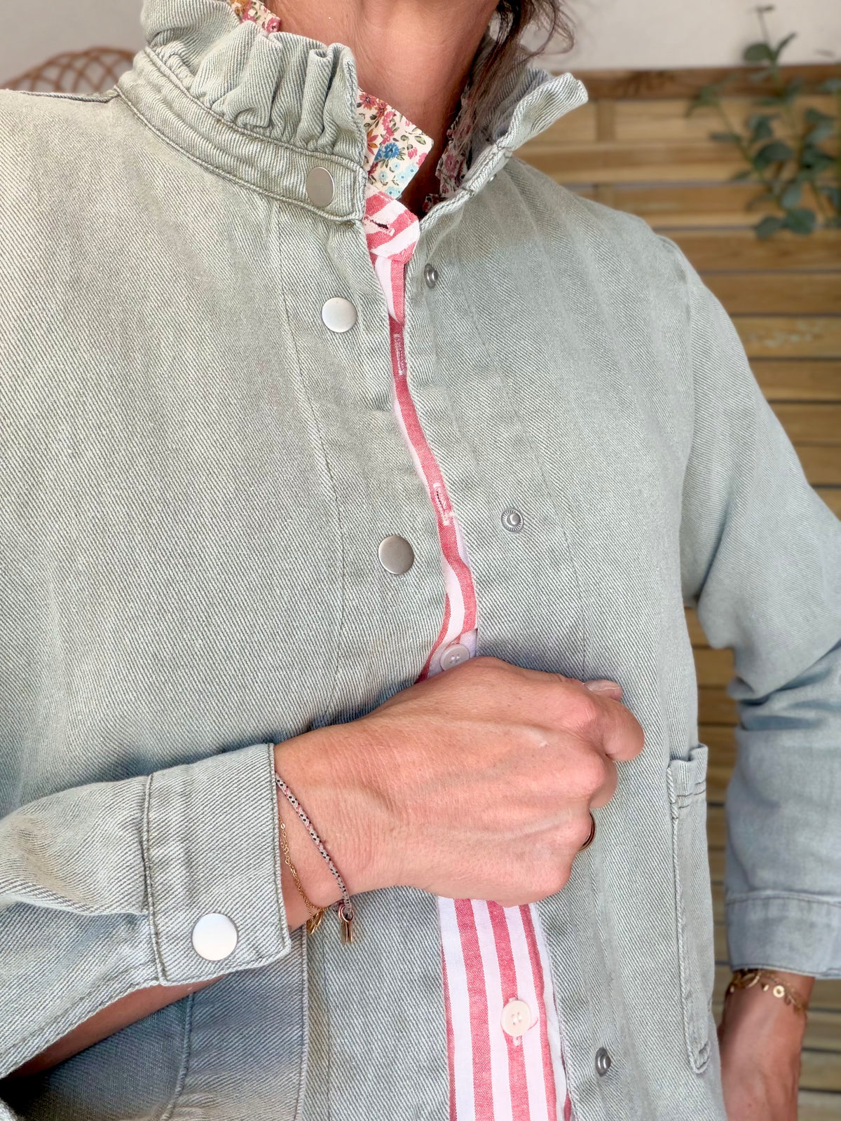 Veste courte légère col volanté JUNE - Vert sauge