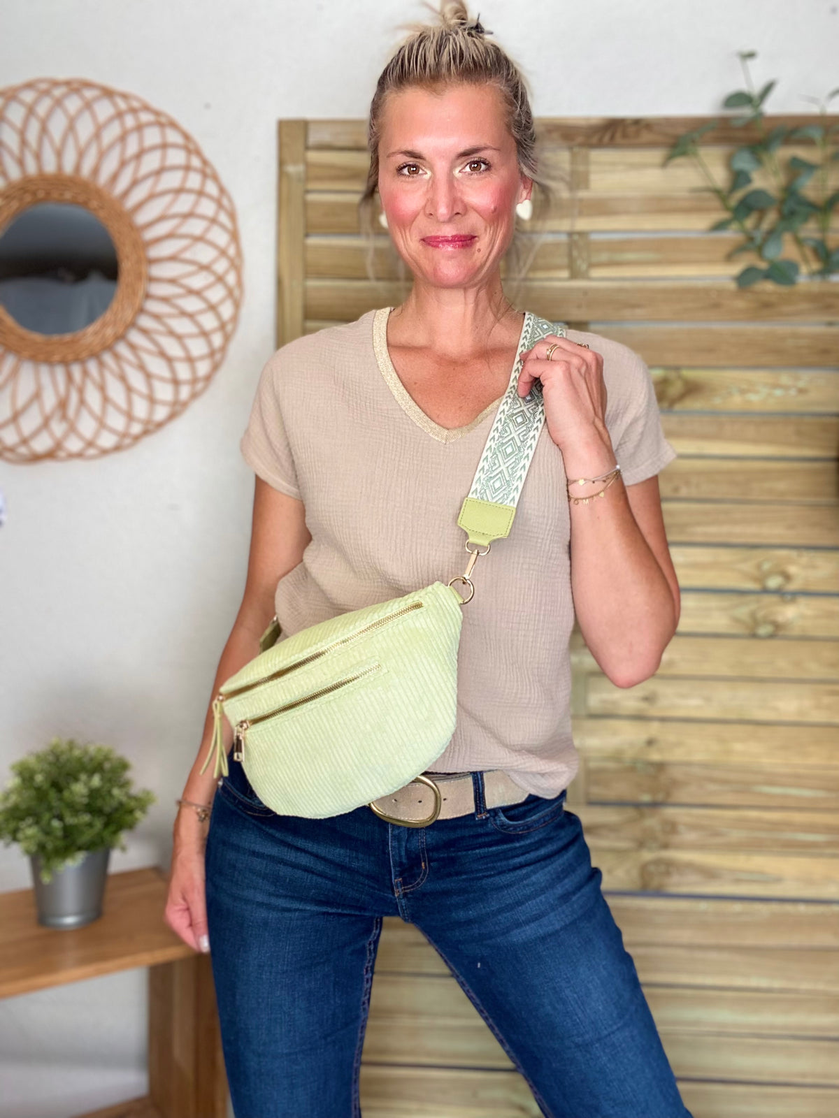 Sac banane L en velours côtelé 2 zips et sangle bicolore - ASHLY - Vert d’eau • FIN DE SÉRIE