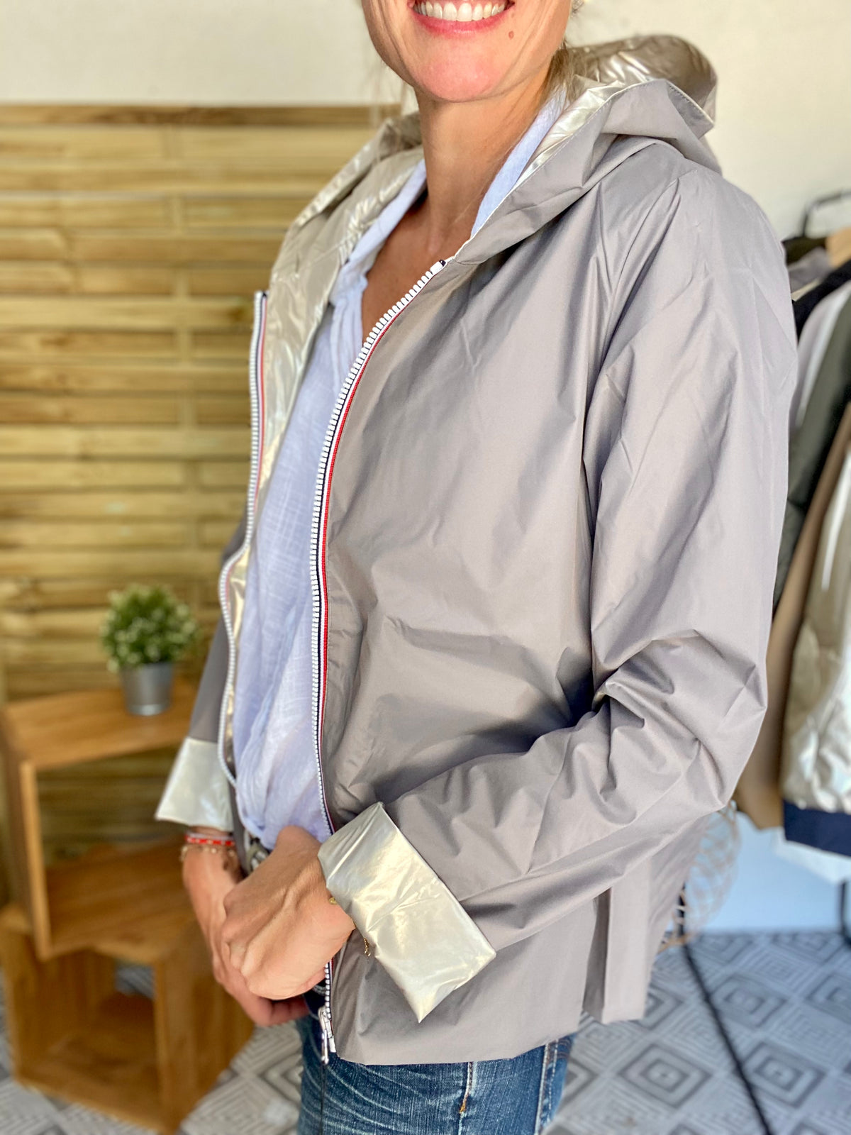 LAURA JO. Imperméable réversible léger GARANCE COURT - Gris taupe/Doré