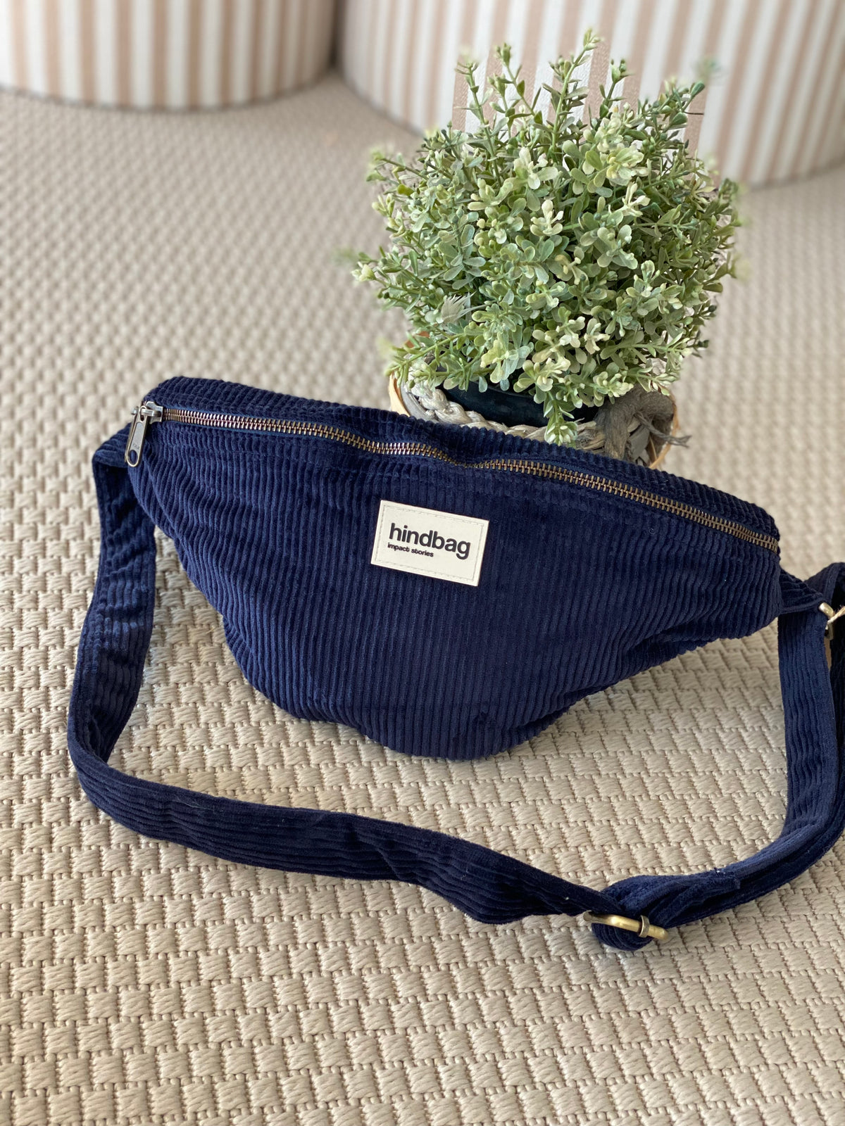 HINDBAG SASHA - Sac banane  Velours Marine