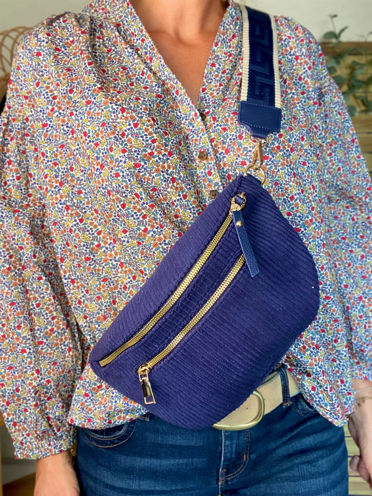 Sac banane L en velours côtelé 2 zips et sangle fantaisie - ASHLY - Bleu marine • FIN DE SÉRIE