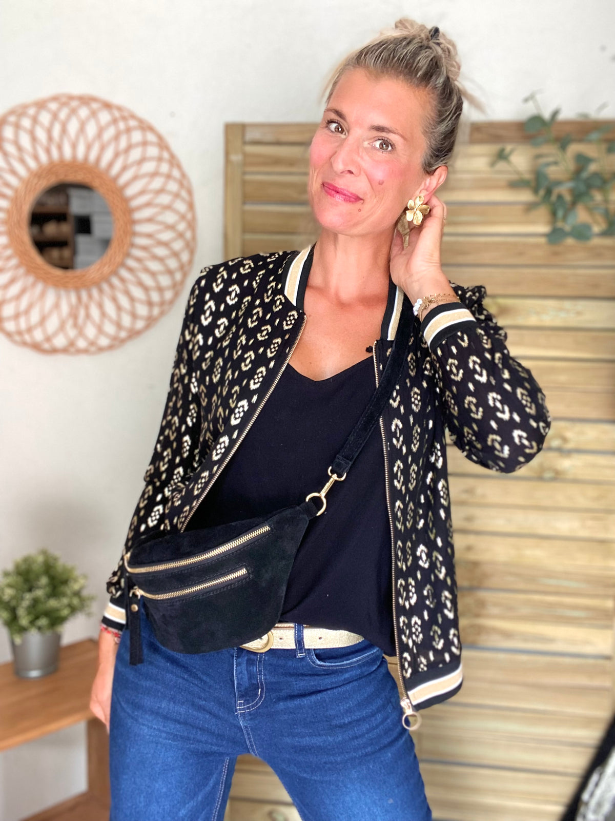 Sac banane avec poche avant, en cuir daim HOLLY - Noir
